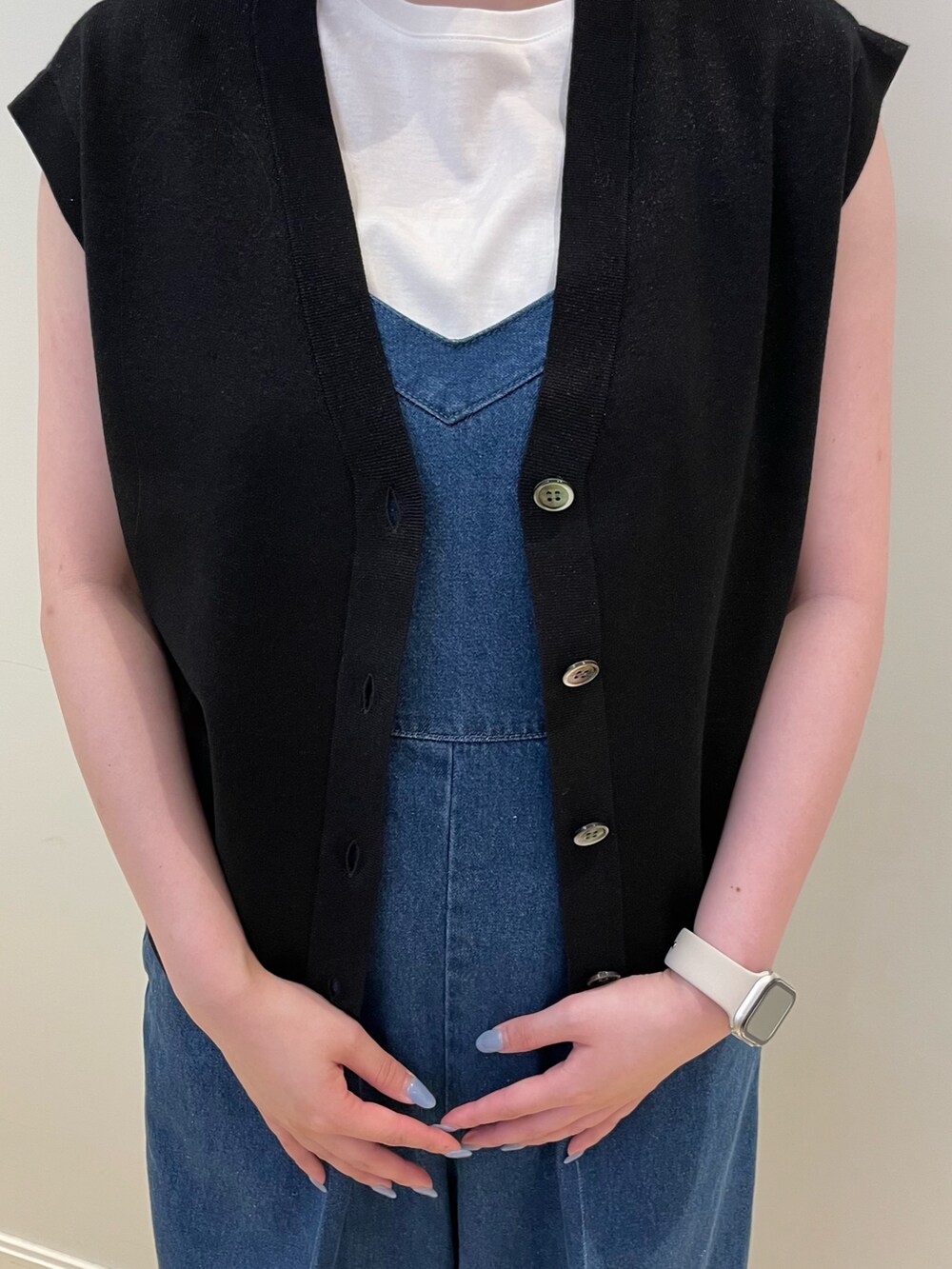 ブルー系のつなぎ/オールインワン、ホワイト系のTシャツ/カットソー、ブラック系のベストを着用したレディースの夏コーディネートの5枚目の写真