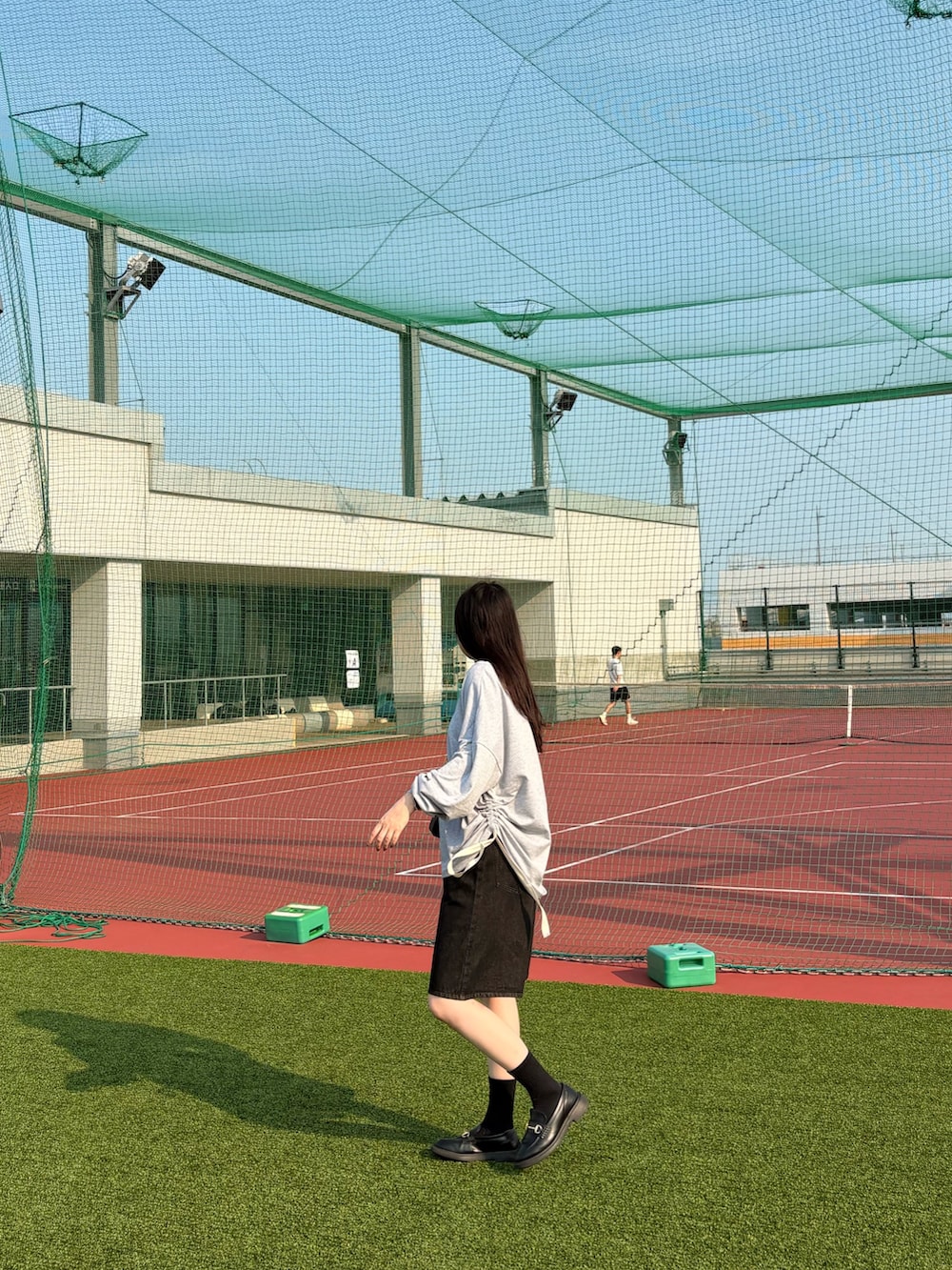 ブラック系のその他パンツ、ブラック系のショルダーバッグ、グレー系のTシャツ/カットソーを着用したレディースの夏コーディネートの2枚目の写真