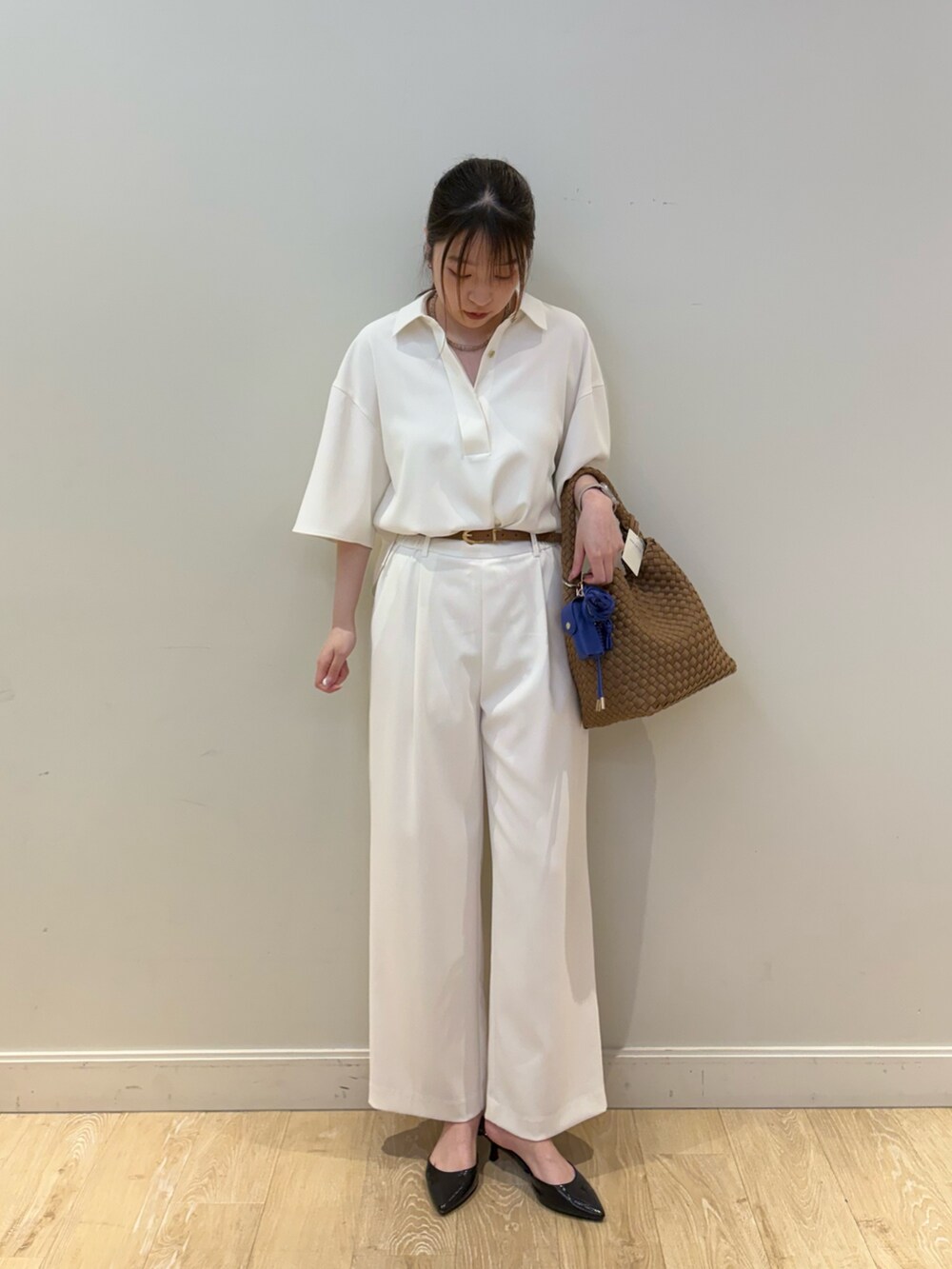 ブラウン系のショルダーバッグ、ホワイト系のシャツ/ブラウス、ホワイト系のその他パンツを着用したレディースの春コーディネートの4枚目の写真