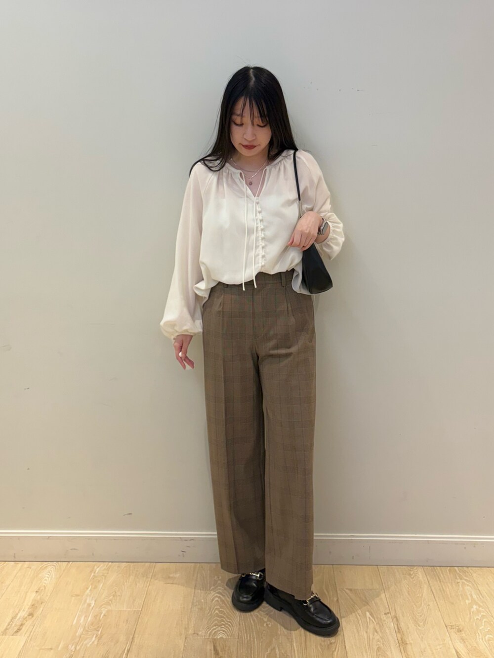 ブラウン系のその他パンツ、ブラック系のショルダーバッグ、ホワイト系のシャツ/ブラウスを着用したレディースの夏コーディネートの4枚目の写真