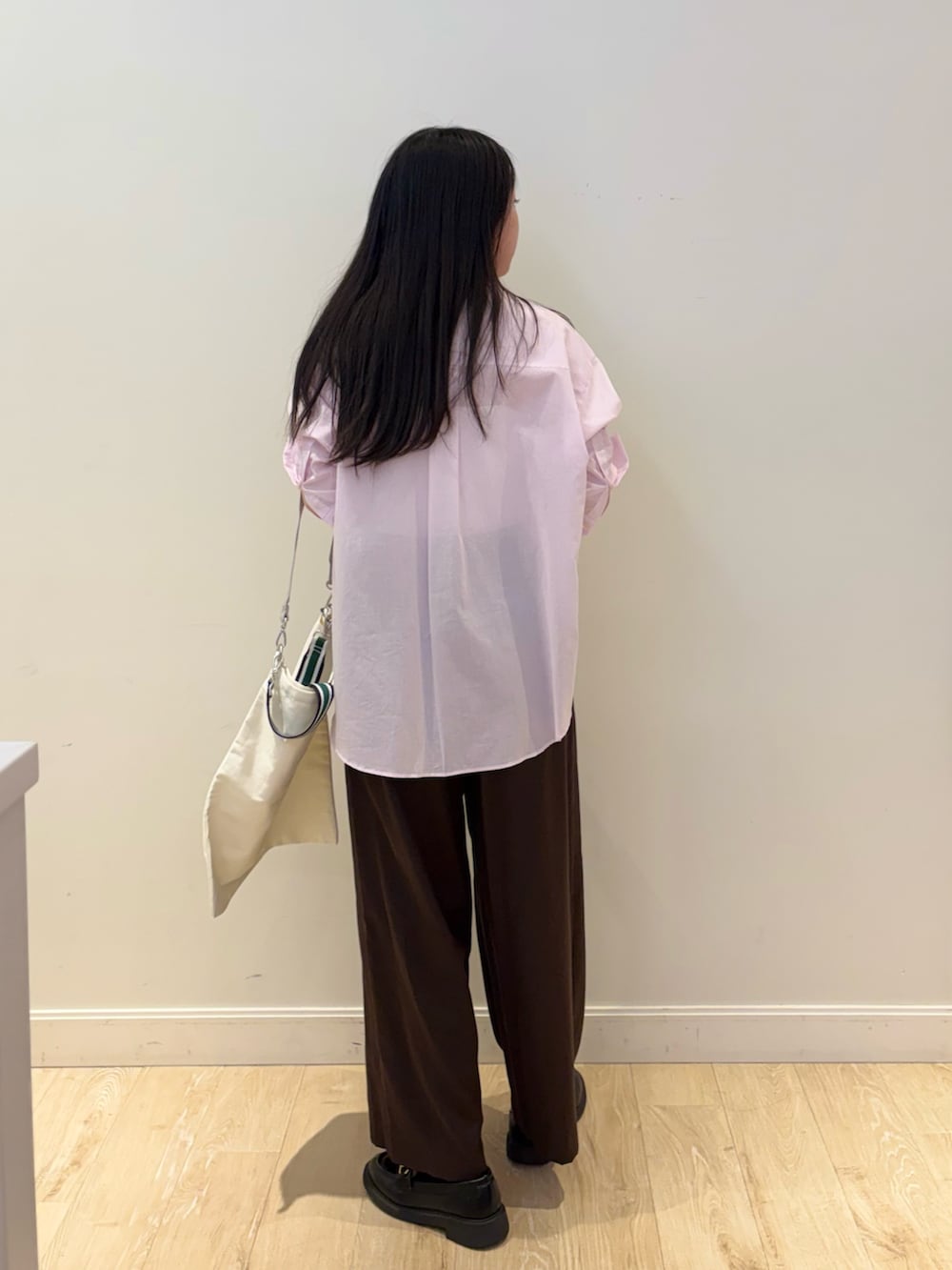 ホワイト系のエコバッグ/サブバッグ、ピンク系のシャツ/ブラウス、ブラウン系のその他パンツを着用したレディースの夏コーディネートの2枚目の写真