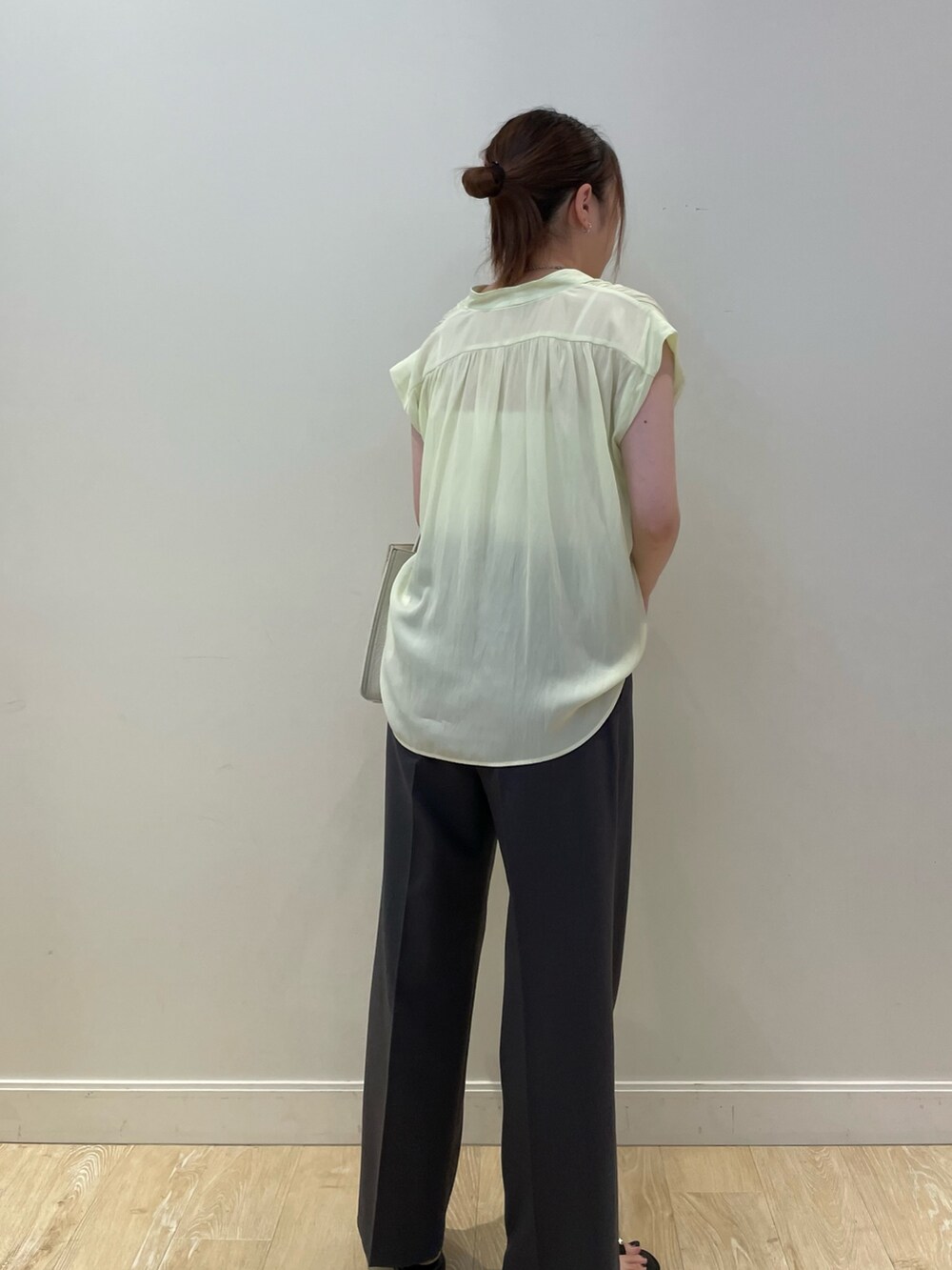 ゴールド系のサンダル、ブラック系のショルダーバッグ、グリーン系のその他パンツを着用したレディースの夏コーディネートの4枚目の写真