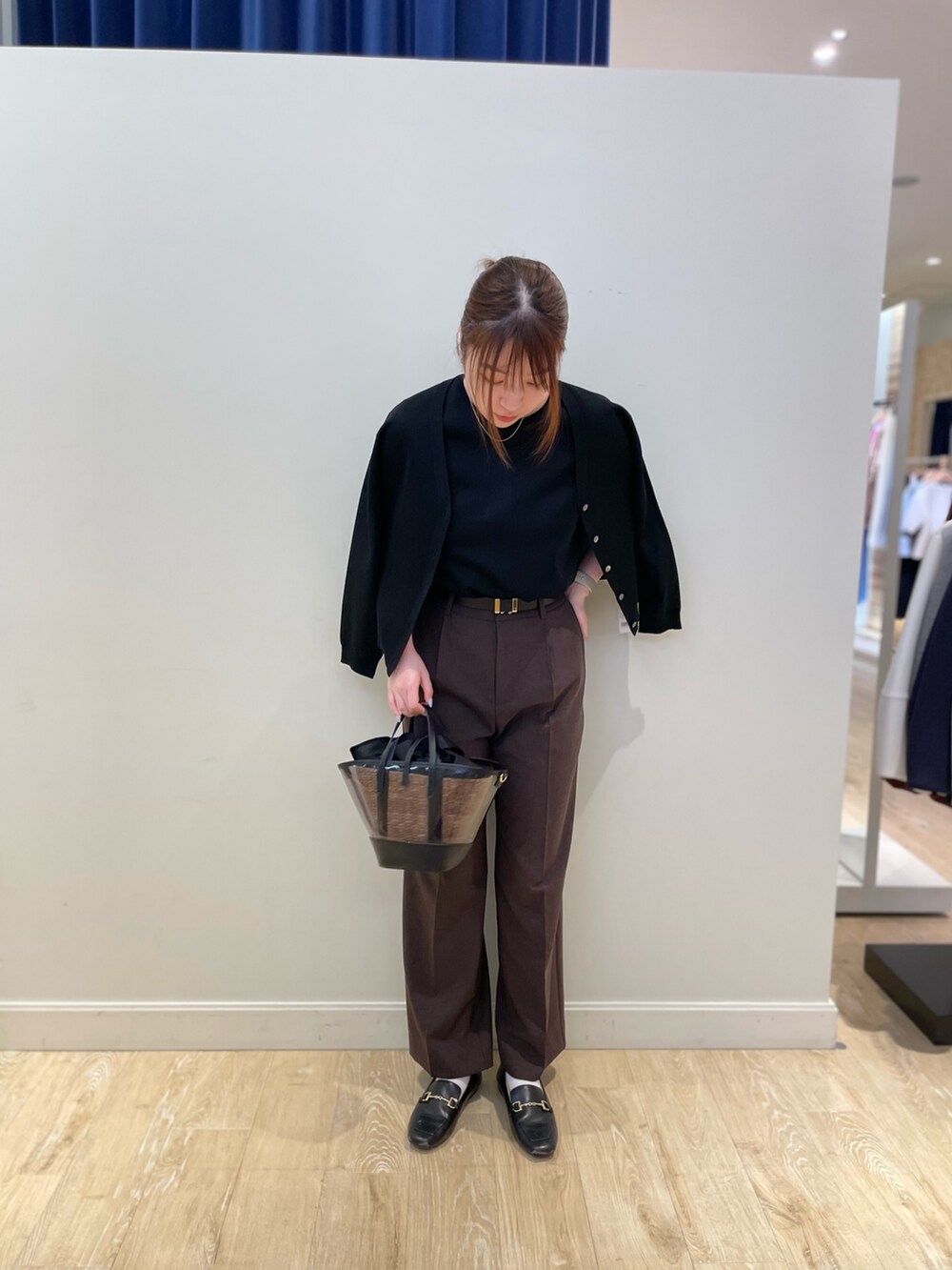 ブラウン系のその他パンツ、ブラック系のニット/セーター、ブラック系のカーディガン/ボレロを着用したレディースの春コーディネートの4枚目の写真