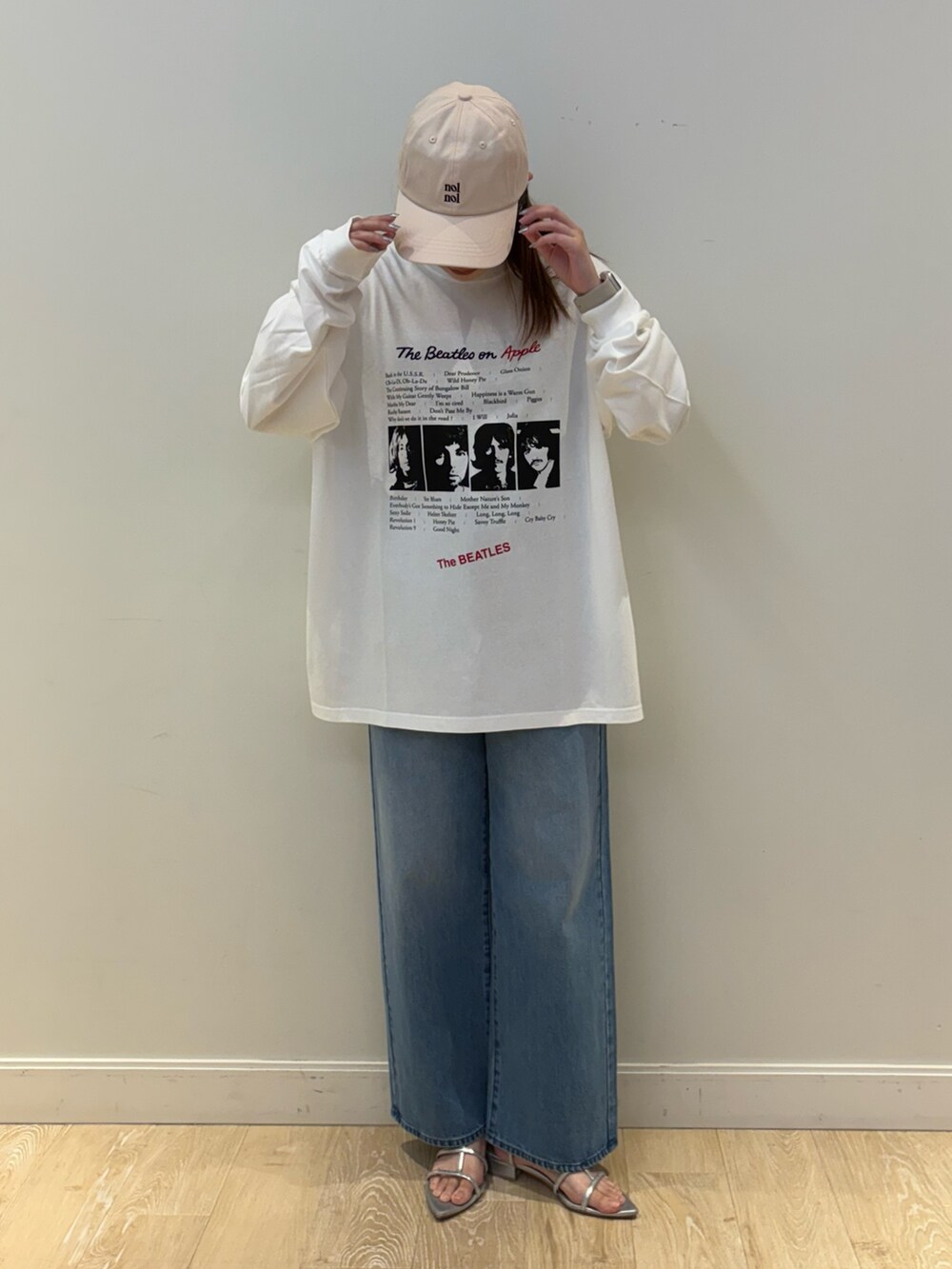 ブルー系のデニムパンツ、ホワイト系のTシャツ/カットソー、ピンク系のキャップを着用したレディースの秋コーディネートの3枚目の写真