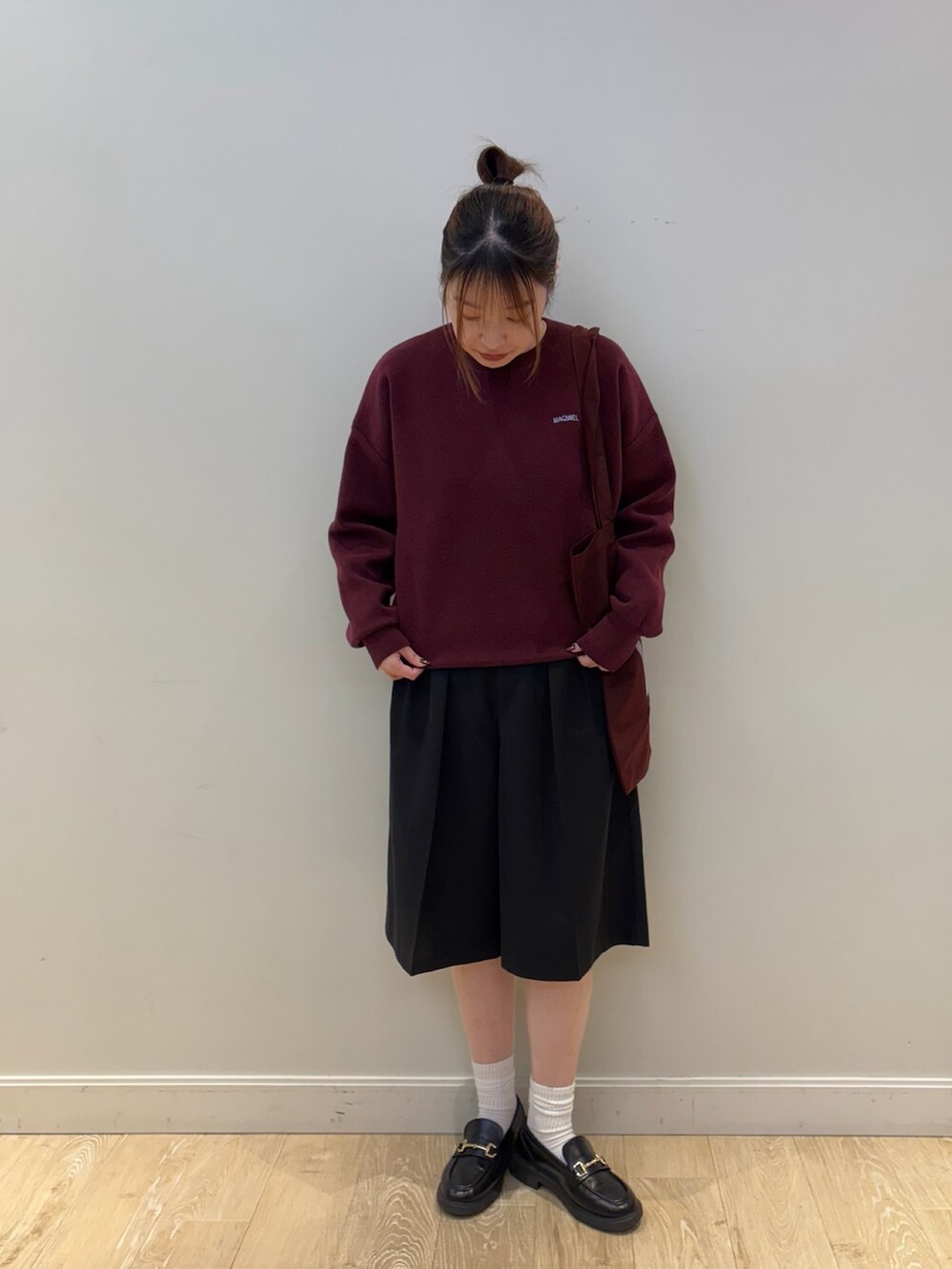 ブラック系のその他パンツ、レッド系のトートバッグ、レッド系のニット/セーターを着用したレディースの秋コーディネートの3枚目の写真
