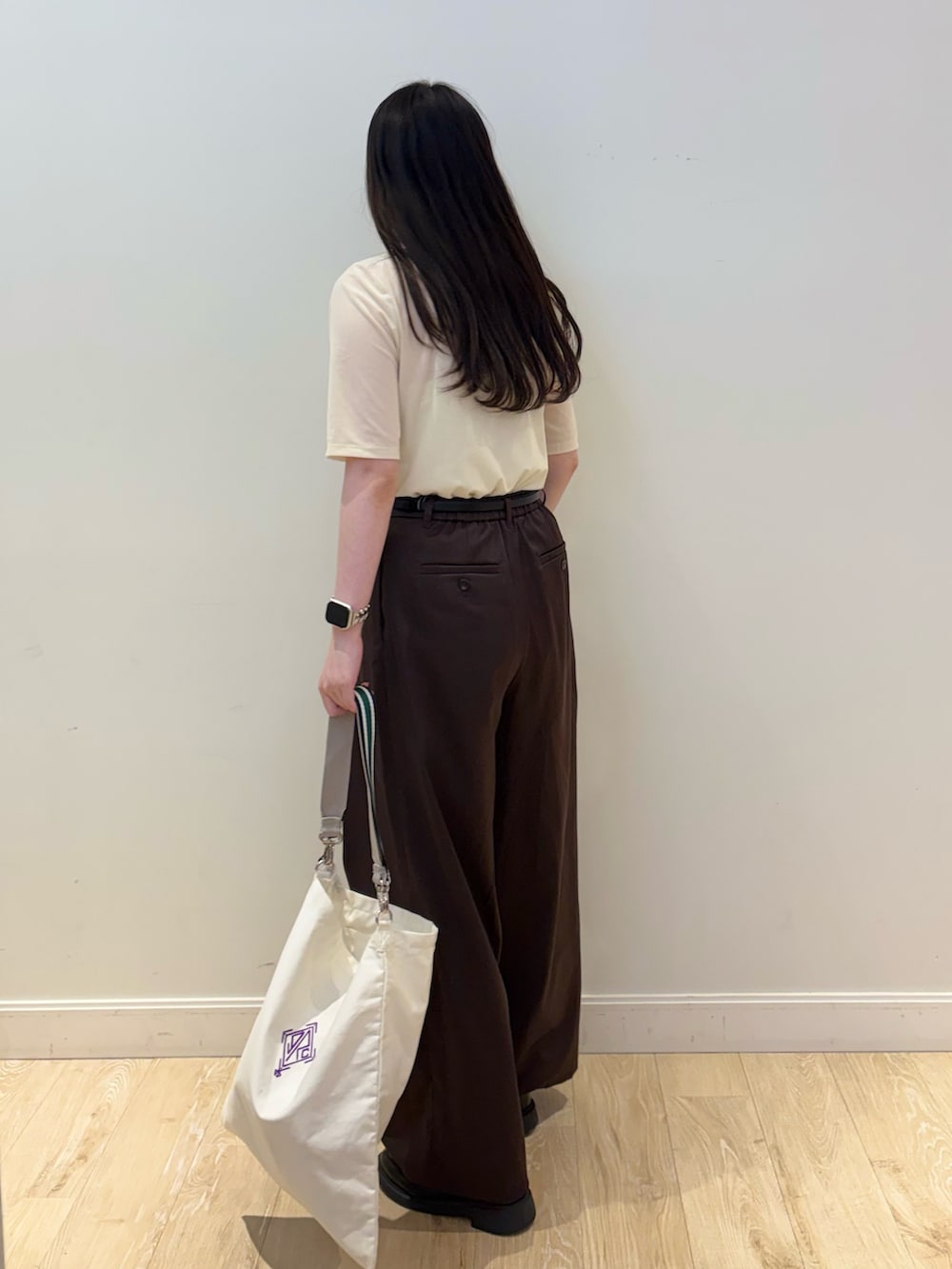 ホワイト系のエコバッグ/サブバッグ、ピンク系のTシャツ/カットソー、ブラウン系のその他パンツを着用したレディースの秋コーディネートの3枚目の写真