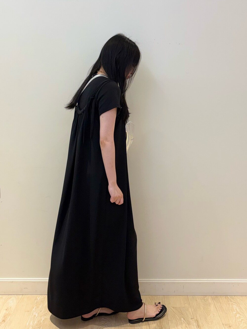 ブラック系のTシャツ/カットソー、シルバー系のショルダーバッグ、ブラック系のワンピースを着用したレディースの夏コーディネートの3枚目の写真