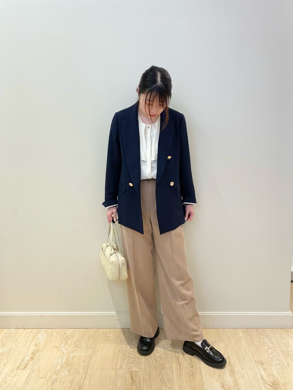 イエロー系のその他パンツ、ホワイト系のボストンバッグ、ホワイト系のシャツ/ブラウスを着用したレディースの春コーディネートの2枚目の写真