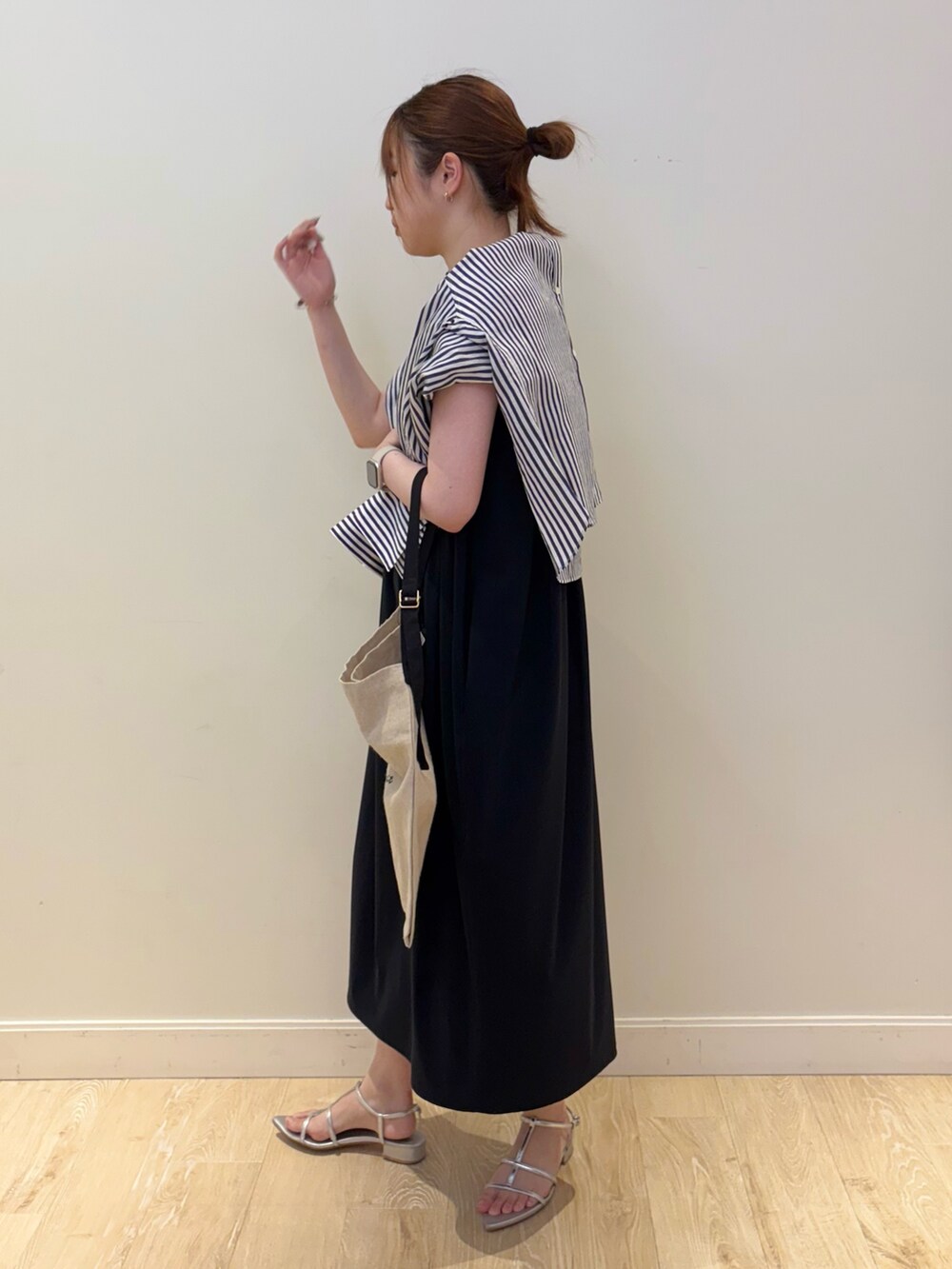 ブラック系のバックパック/リュック、ブルー系のシャツ/ブラウス、ブラック系のワンピースを着用したレディースの夏コーディネートの2枚目の写真