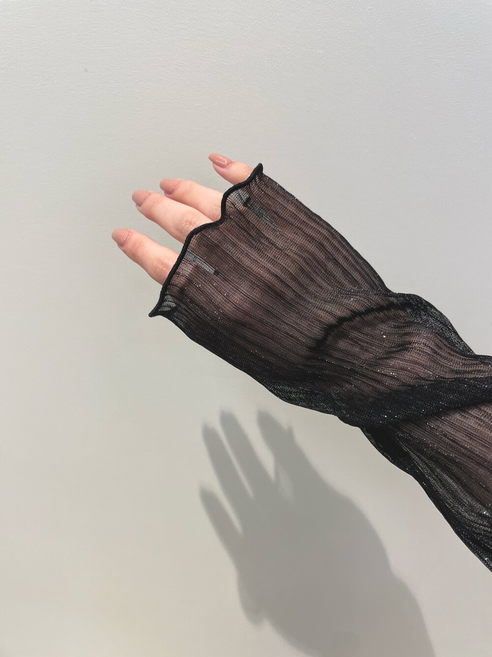 シルバー系のショルダーバッグ、シルバー系のサンダル、ブラック系のTシャツ/カットソーを着用したレディースの春コーディネートの6枚目の写真