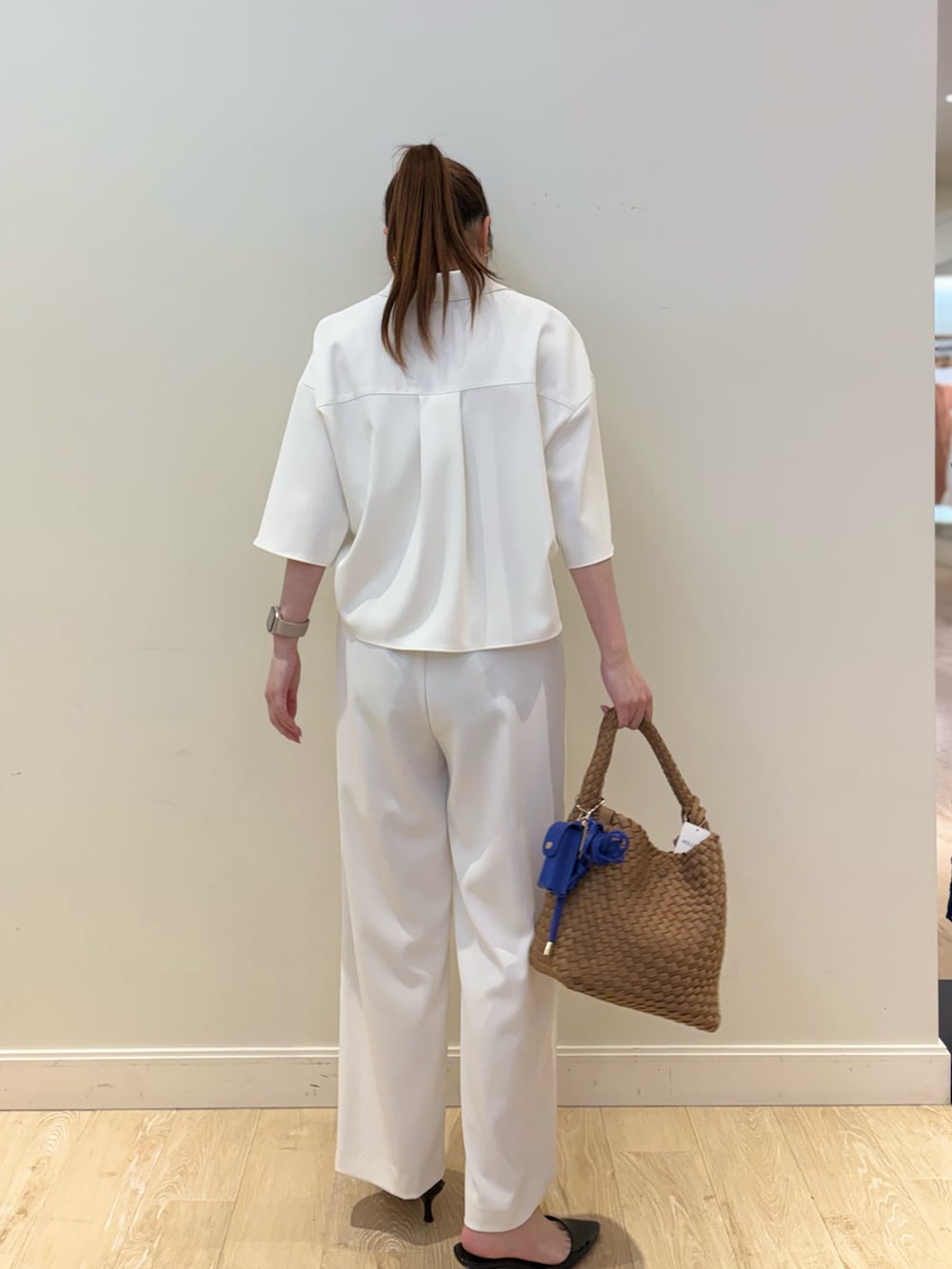 ブラウン系のショルダーバッグ、ホワイト系のシャツ/ブラウス、ホワイト系のその他パンツを着用したレディースの春コーディネートの3枚目の写真