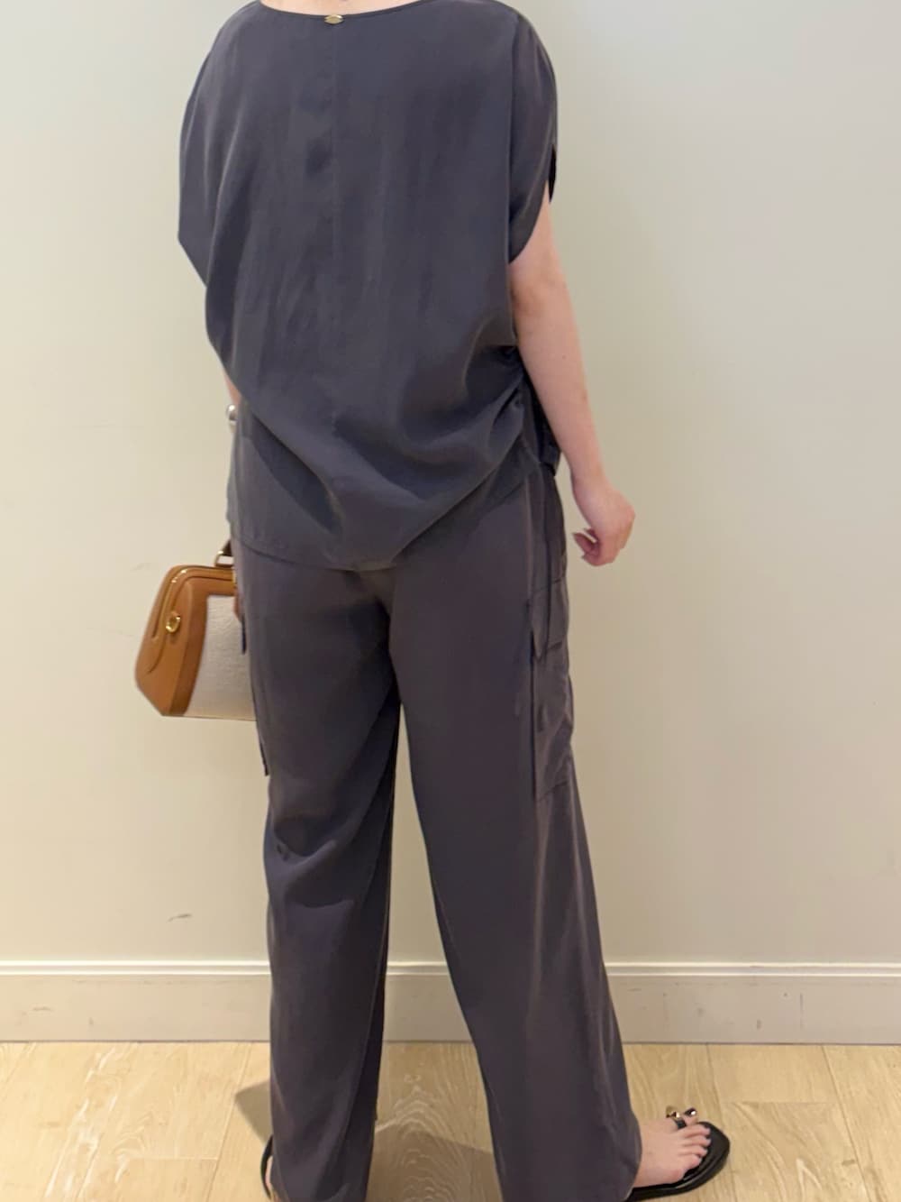 グレー系のシャツ/ブラウス、グレー系のカーゴパンツ、ブラウン系のボストンバッグを着用したレディースの春コーディネートの3枚目の写真