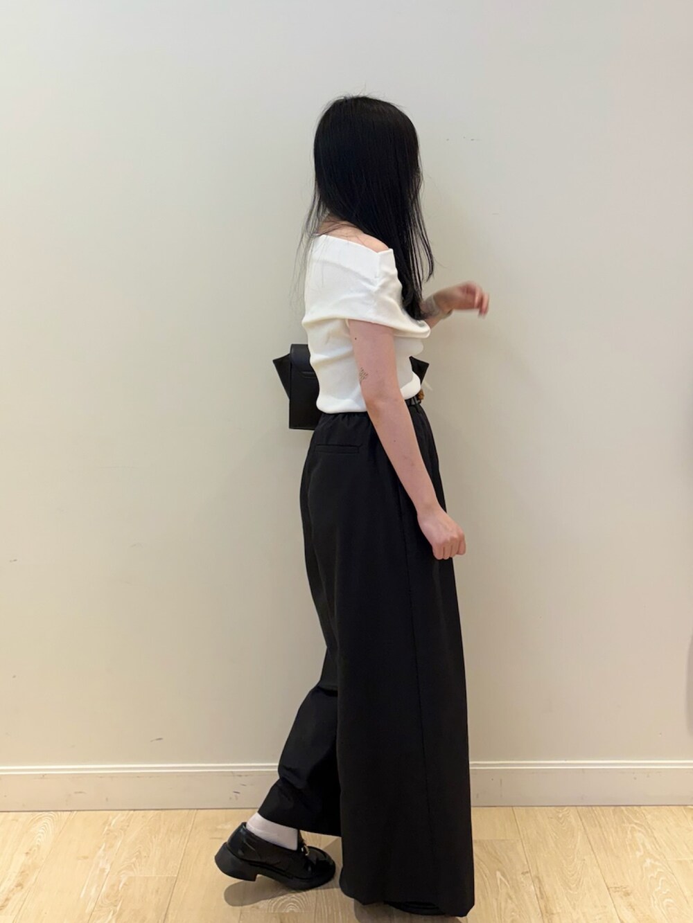 ブラック系のその他パンツ、ホワイト系のニット/セーター、ブラック系のトートバッグを着用したレディースの夏コーディネートの4枚目の写真