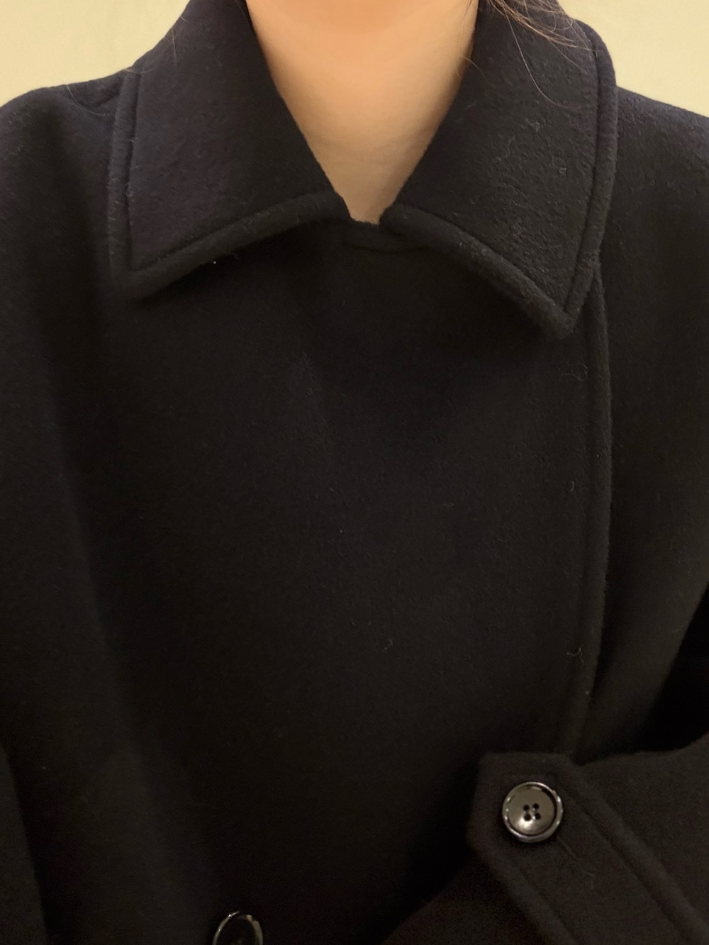 ブルー系のカーディガン/ボレロ、グレー系のその他パンツ、ブラック系のショルダーバッグを着用したレディースの秋コーディネートの4枚目の写真