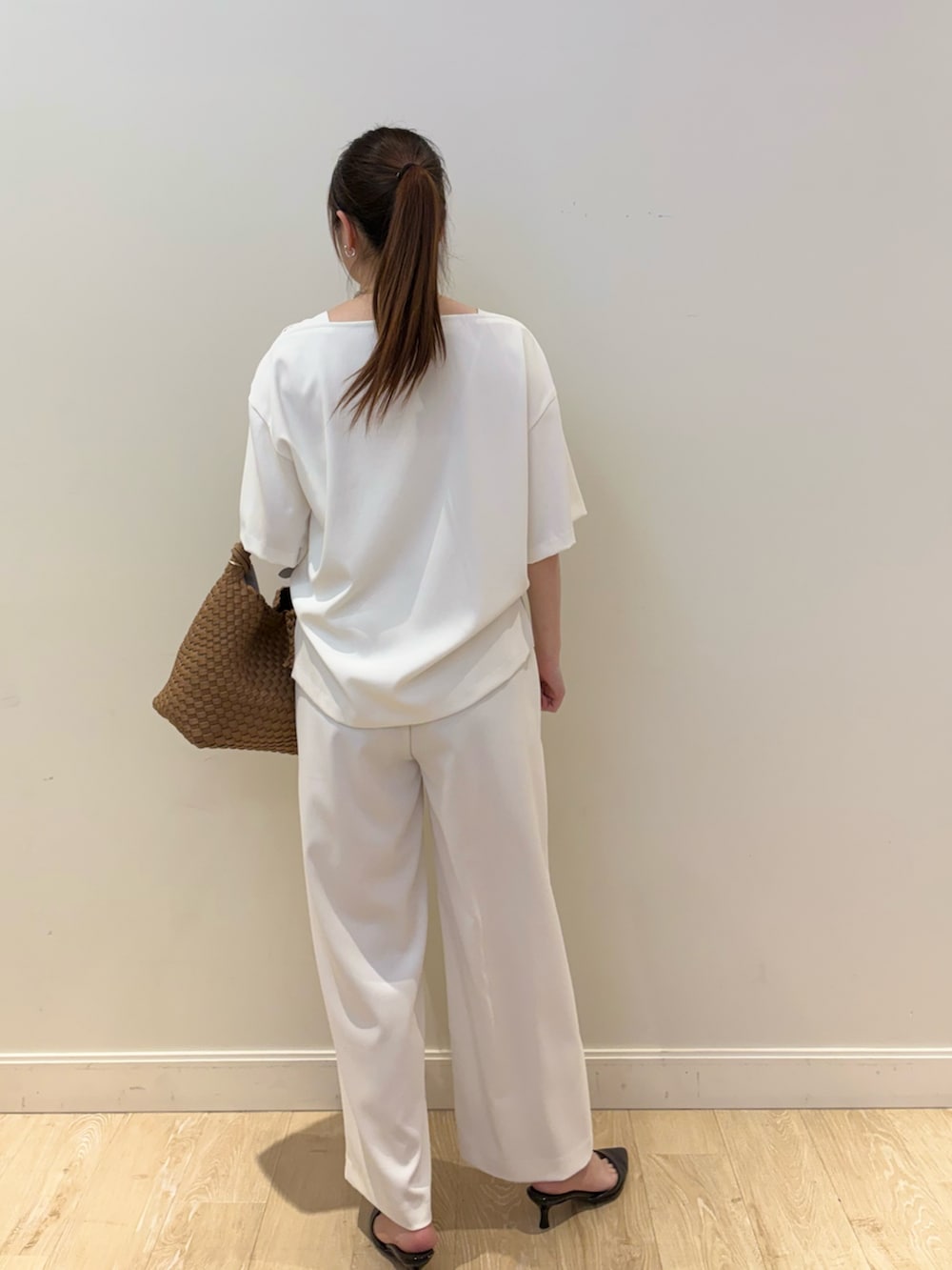 ホワイト系のシャツ/ブラウス、ブラウン系のショルダーバッグ、ホワイト系のその他パンツを着用したレディースの春コーディネートの2枚目の写真