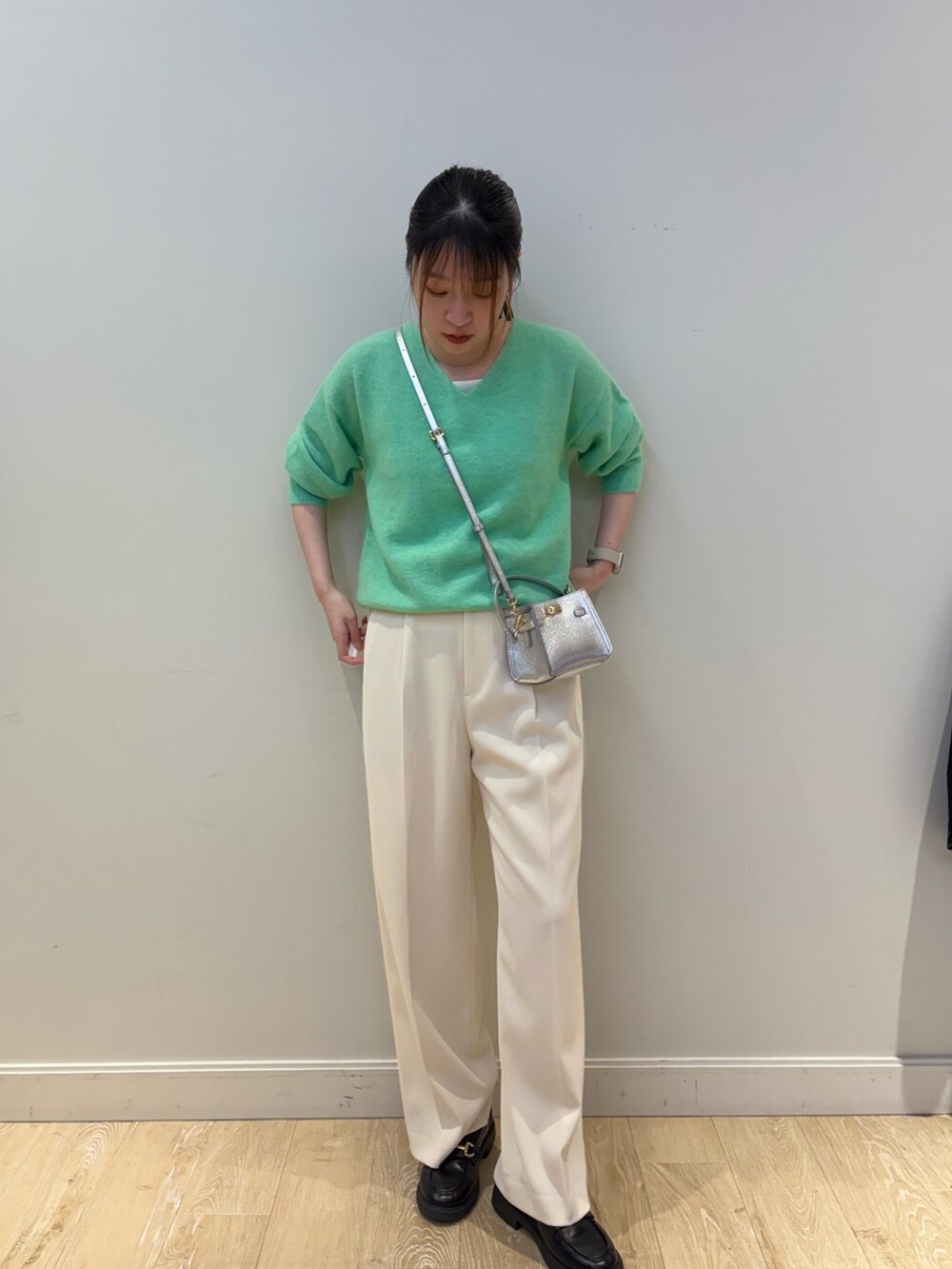 シルバー系のショルダーバッグ、ホワイト系のその他パンツ、ホワイト系のタンクトップを着用したレディースの冬コーディネートの4枚目の写真