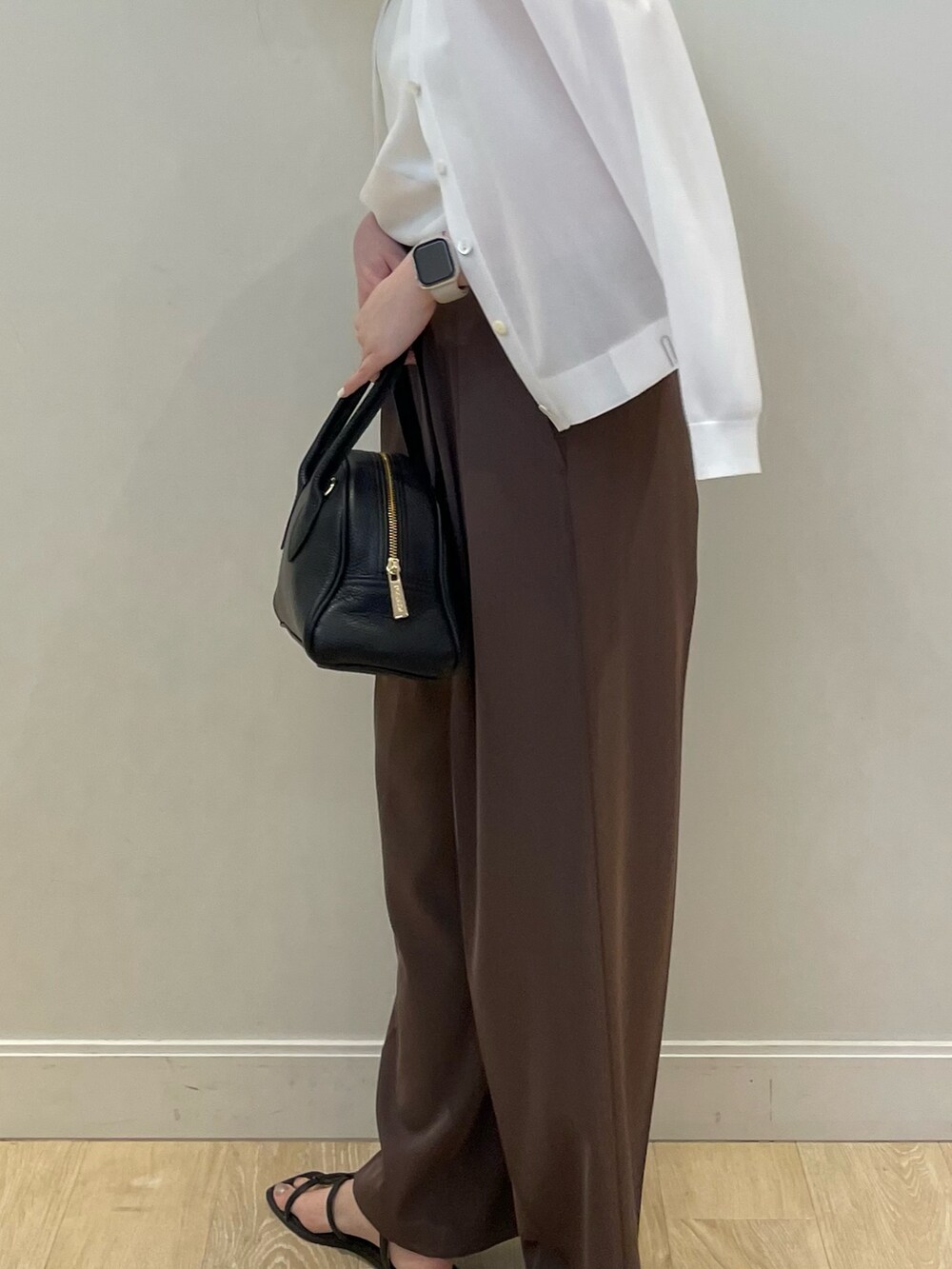 ブラック系のボストンバッグ、ホワイト系のタンクトップ、ブラウン系のその他パンツを着用したレディースの春コーディネートの3枚目の写真