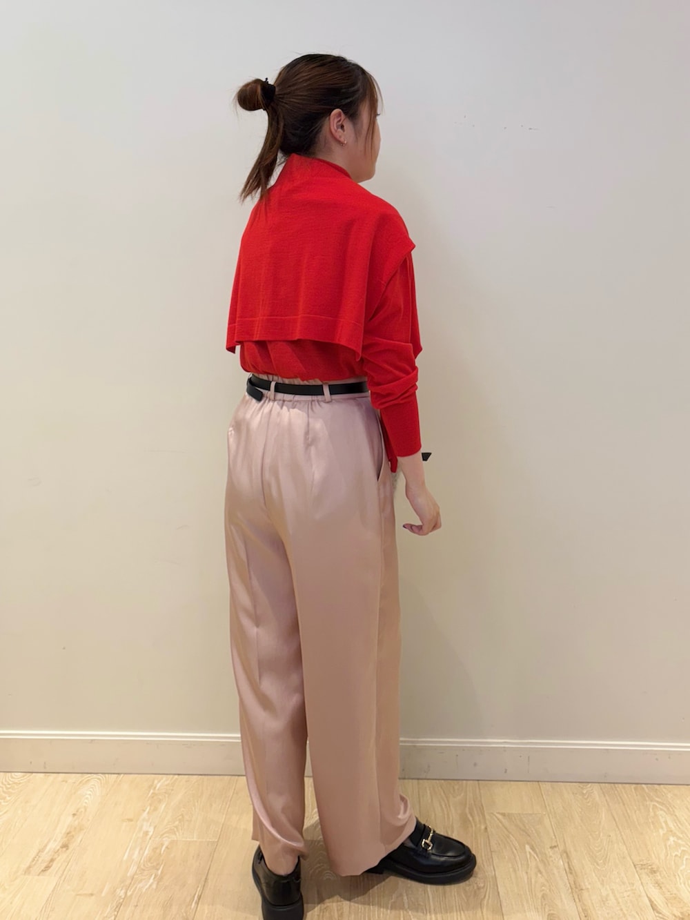 ベージュ系のショルダーバッグ、ピンク系のその他パンツ、レッド系のニット/セーターを着用したレディースの秋コーディネートの3枚目の写真