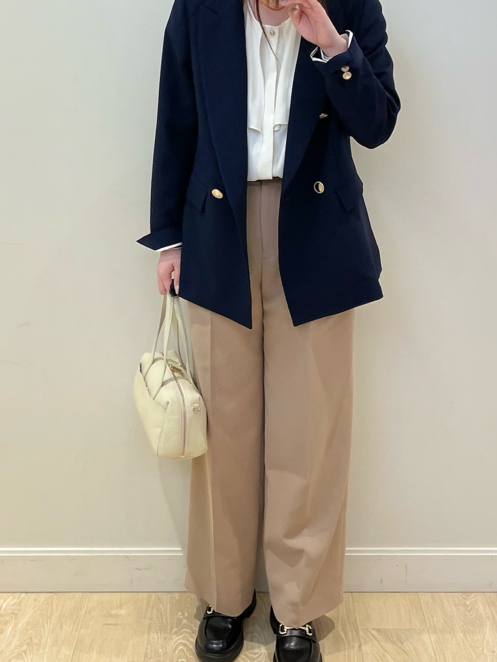 イエロー系のその他パンツ、ホワイト系のボストンバッグ、ホワイト系のシャツ/ブラウスを着用したレディースの春コーディネートの5枚目の写真