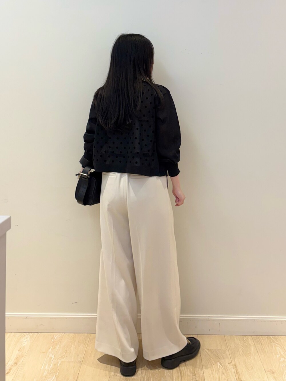 ブラック系のショルダーバッグ、ホワイト系のその他パンツ、ブラック系のカーディガン/ボレロを着用したレディースの夏コーディネートの2枚目の写真