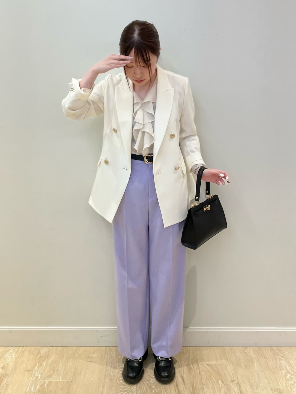 ブラック系のショルダーバッグ、ブルー系のシャツ/ブラウス、ホワイト系のテーラードジャケットを着用したレディースの春コーディネートの6枚目の写真