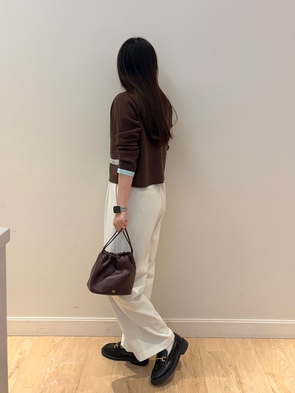 ホワイト系のその他パンツ、レッド系のショルダーバッグ、ベージュ系のカーディガン/ボレロを着用したレディースの秋コーディネートの3枚目の写真