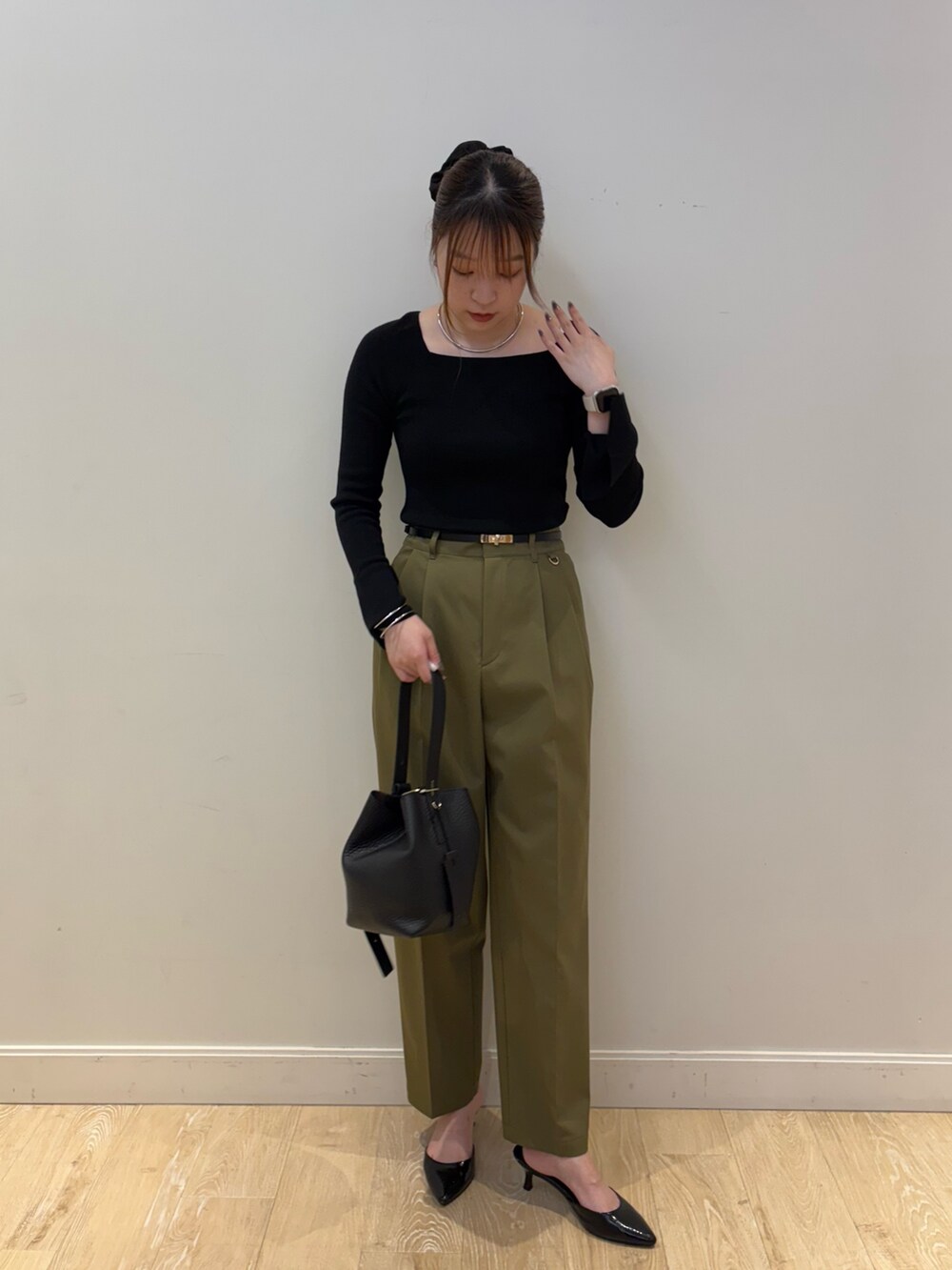 ブラック系のショルダーバッグ、グリーン系のその他パンツ、ブラック系のニット/セーターを着用したレディースの秋コーディネートの2枚目の写真