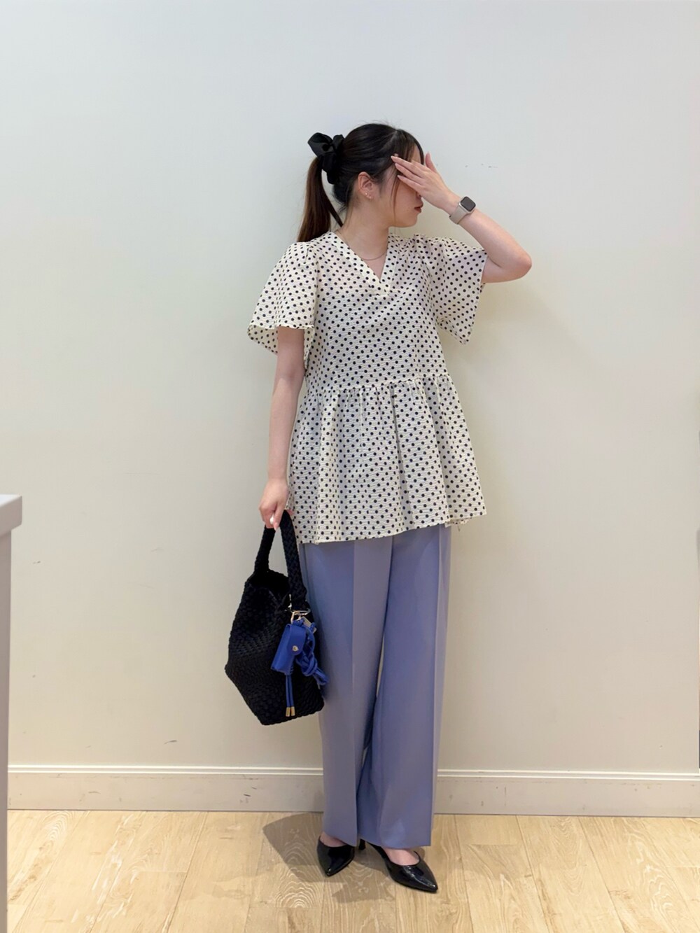 ブラック系のショルダーバッグ、ブルー系のその他パンツ、ホワイト系のシャツ/ブラウスを着用したレディースの夏コーディネートの4枚目の写真