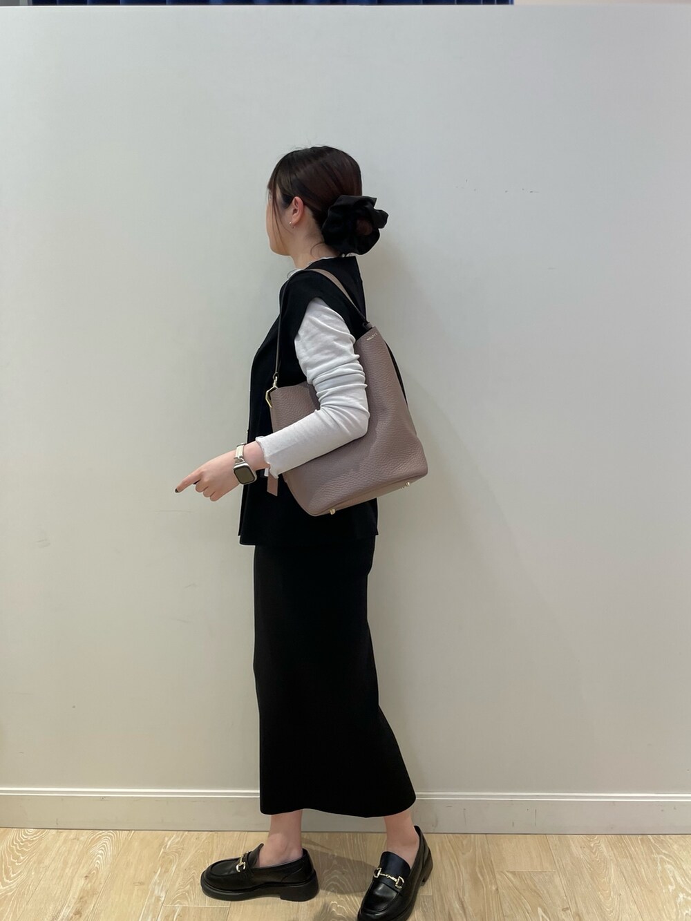 ブラック系のニット/セーター、ベージュ系のショルダーバッグ、シルバー系のTシャツ/カットソーを着用したレディースの冬コーディネートの3枚目の写真