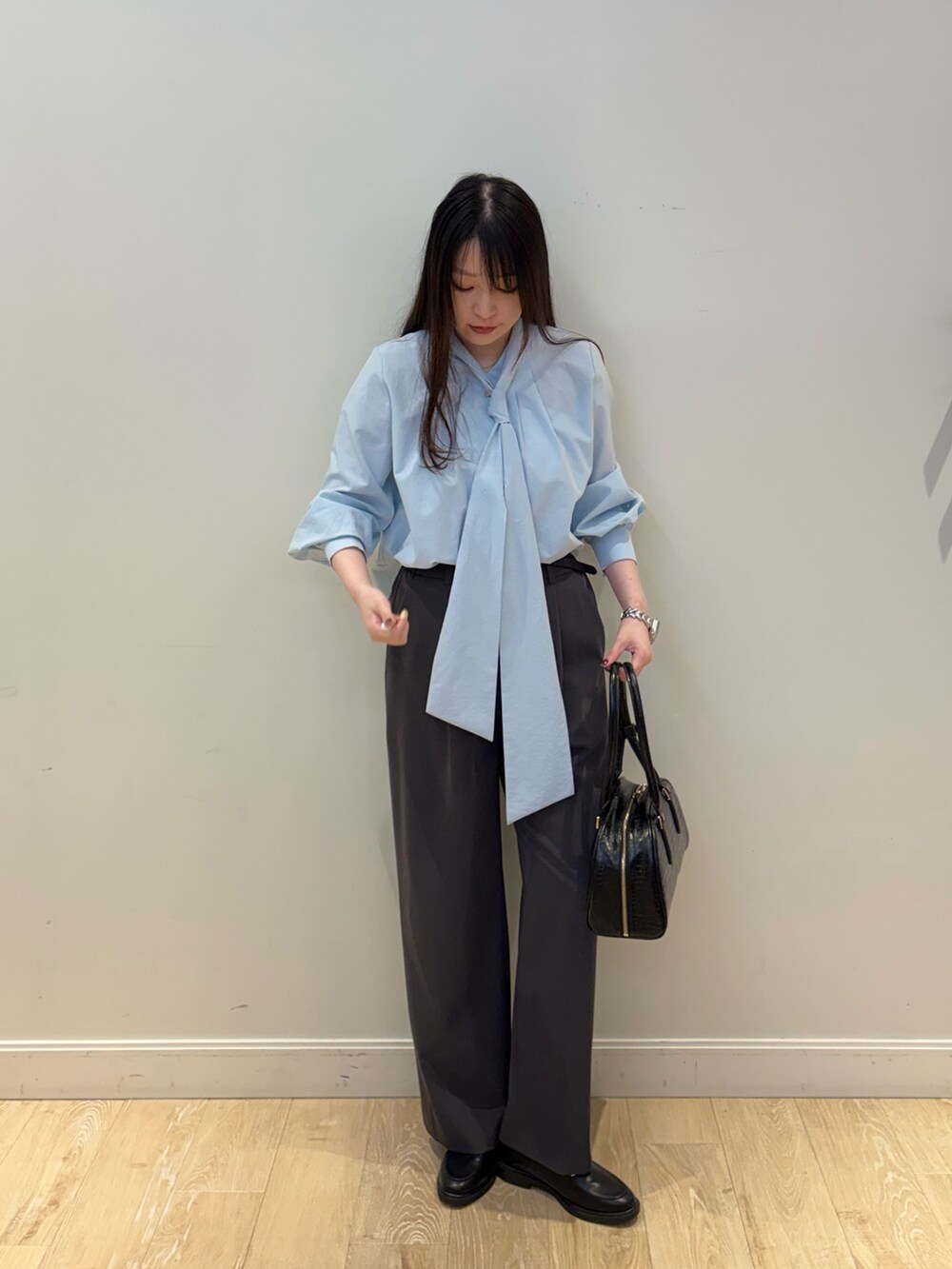 ブラック系のボストンバッグ、グレー系のその他パンツ、ブルー系のシャツ/ブラウスを着用したレディースの秋コーディネートの4枚目の写真