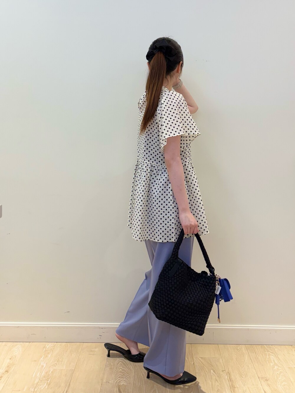 ブラック系のショルダーバッグ、ブルー系のその他パンツ、ホワイト系のシャツ/ブラウスを着用したレディースの夏コーディネートの3枚目の写真