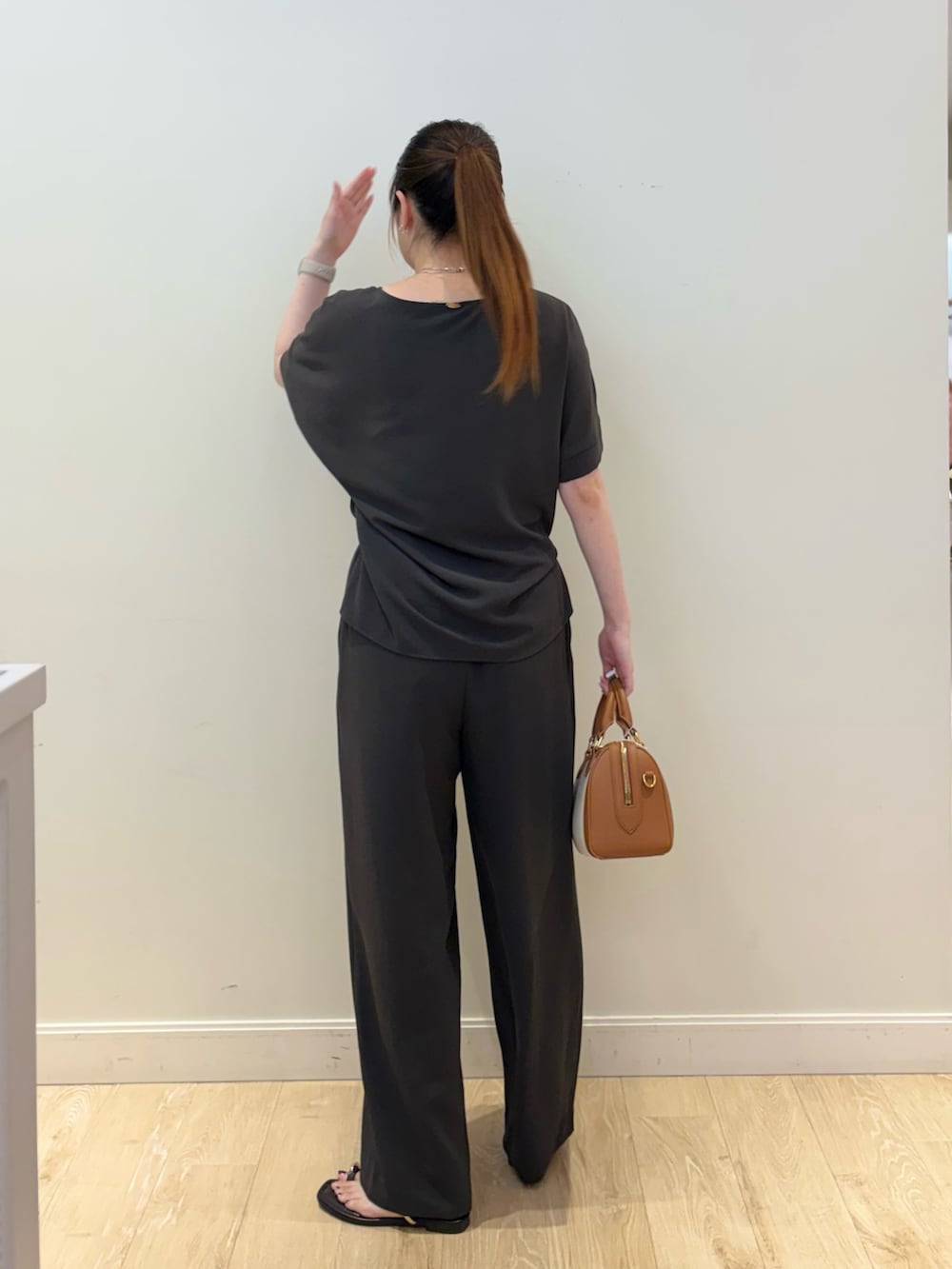 ブラウン系のボストンバッグ、グレー系のその他パンツ、グレー系のシャツ/ブラウスを着用したレディースの夏コーディネートの2枚目の写真