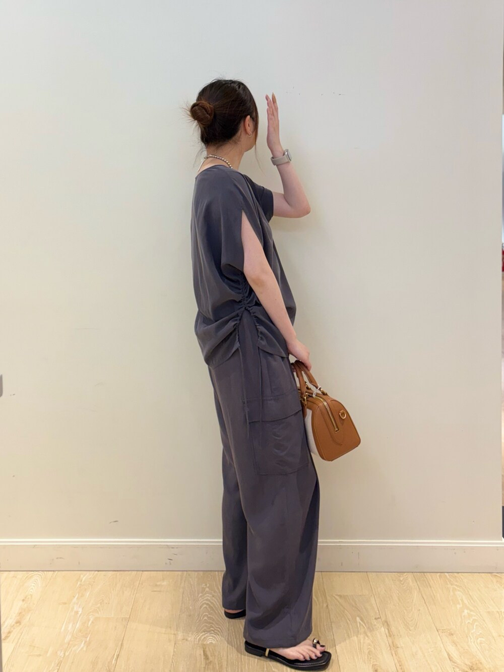 グレー系のシャツ/ブラウス、グレー系のカーゴパンツ、ブラウン系のボストンバッグを着用したレディースの春コーディネートの4枚目の写真
