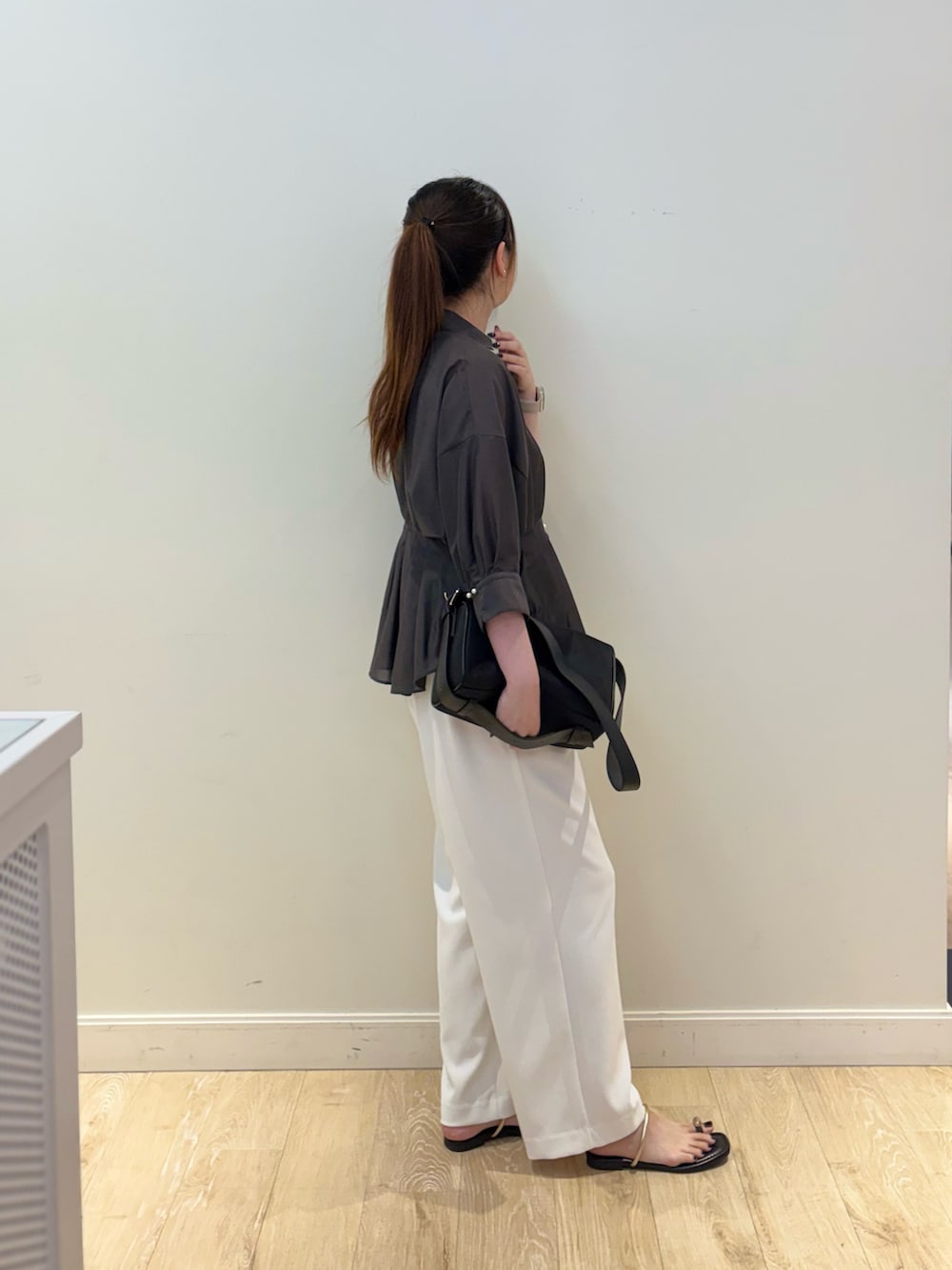 ブラック系のタンクトップ、ブラック系のショルダーバッグ、ホワイト系のその他パンツを着用したレディースの夏コーディネートの3枚目の写真