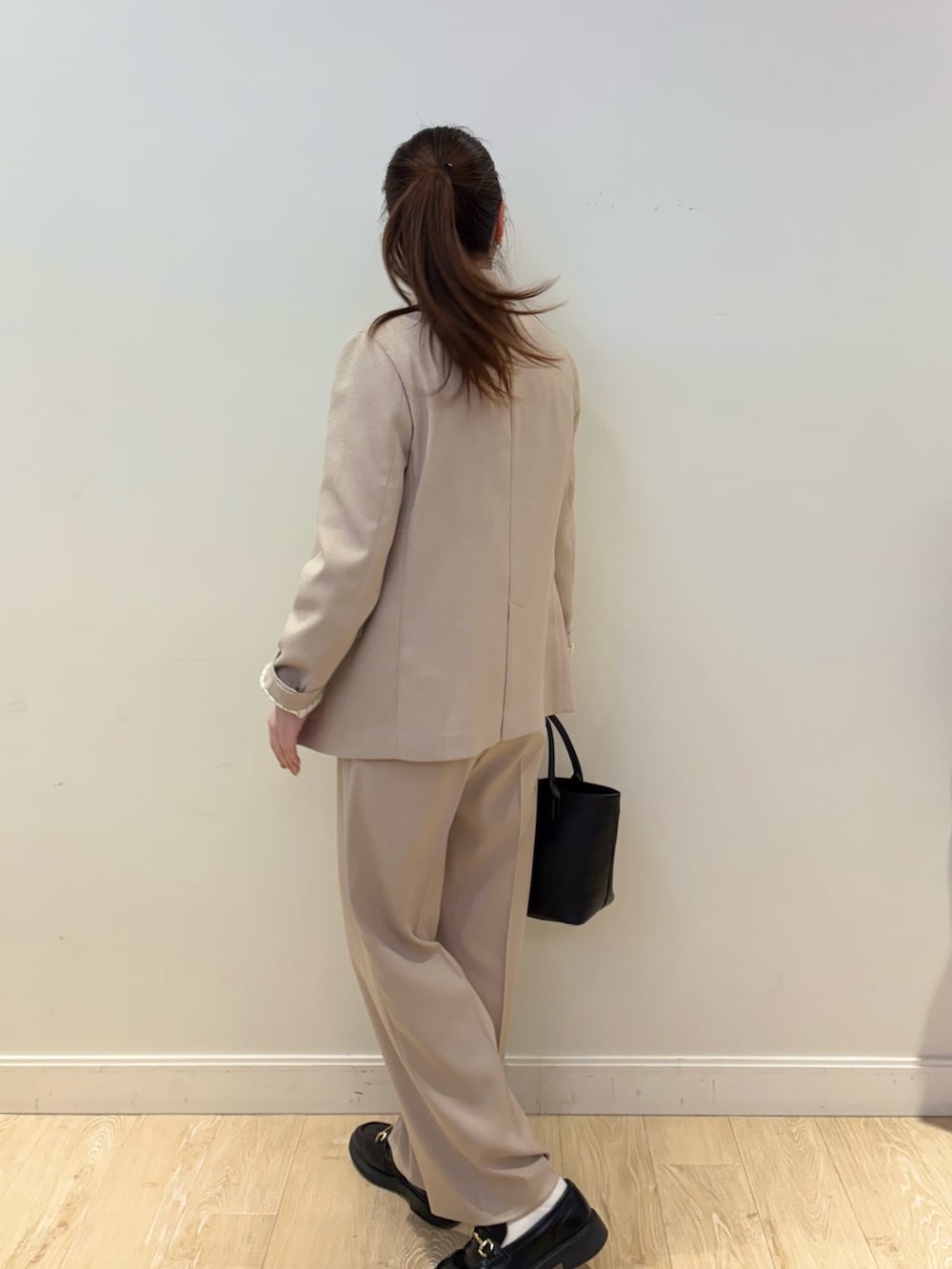 ブラック系のトートバッグ、ベージュ系のその他パンツ、ベージュ系のテーラードジャケットを着用したレディースの春コーディネートの3枚目の写真