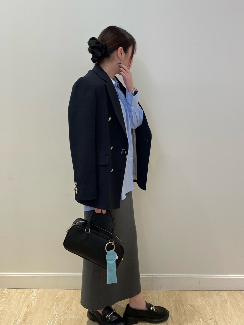 ブルー系のシャツ/ブラウス、グレー系のスカート、ブルー系のテーラードジャケットを着用したレディースの冬コーディネートの5枚目の写真
