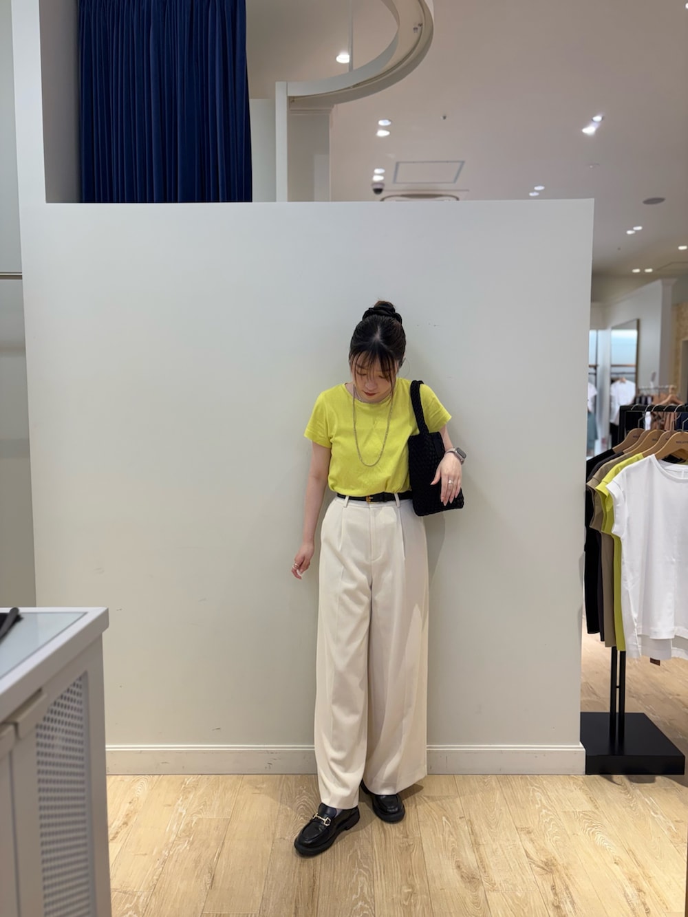 ブラック系のショルダーバッグ、ホワイト系のその他パンツ、イエロー系のTシャツ/カットソーを着用したレディースの夏コーディネートの3枚目の写真