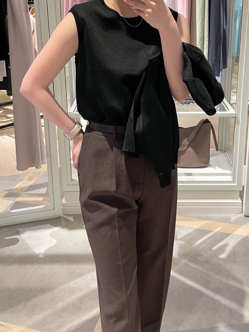 ブラウン系のその他パンツ、ブラック系のニット/セーター、ブラック系のカーディガン/ボレロを着用したレディースの春コーディネートの5枚目の写真