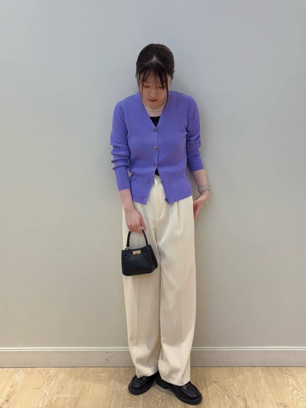 ブラック系のショルダーバッグ、ホワイト系のその他パンツ、ブラック系のタンクトップを着用したレディースの冬コーディネートの4枚目の写真