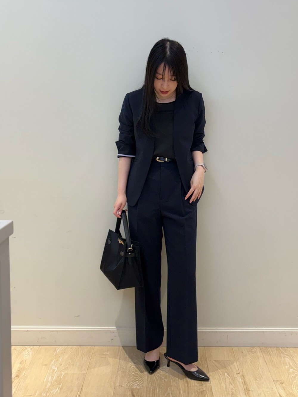 ブラック系のトートバッグ、ブルー系のその他パンツ、ブラック系のシャツ/ブラウスを着用したレディースの夏コーディネートの4枚目の写真