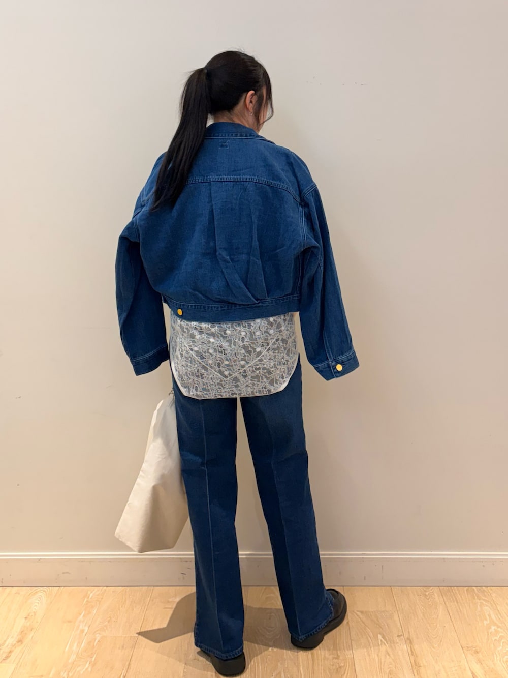 ホワイト系のTシャツ/カットソー、ホワイト系のエコバッグ/サブバッグ、ブルー系のデニムパンツを着用したレディースの夏コーディネートの3枚目の写真