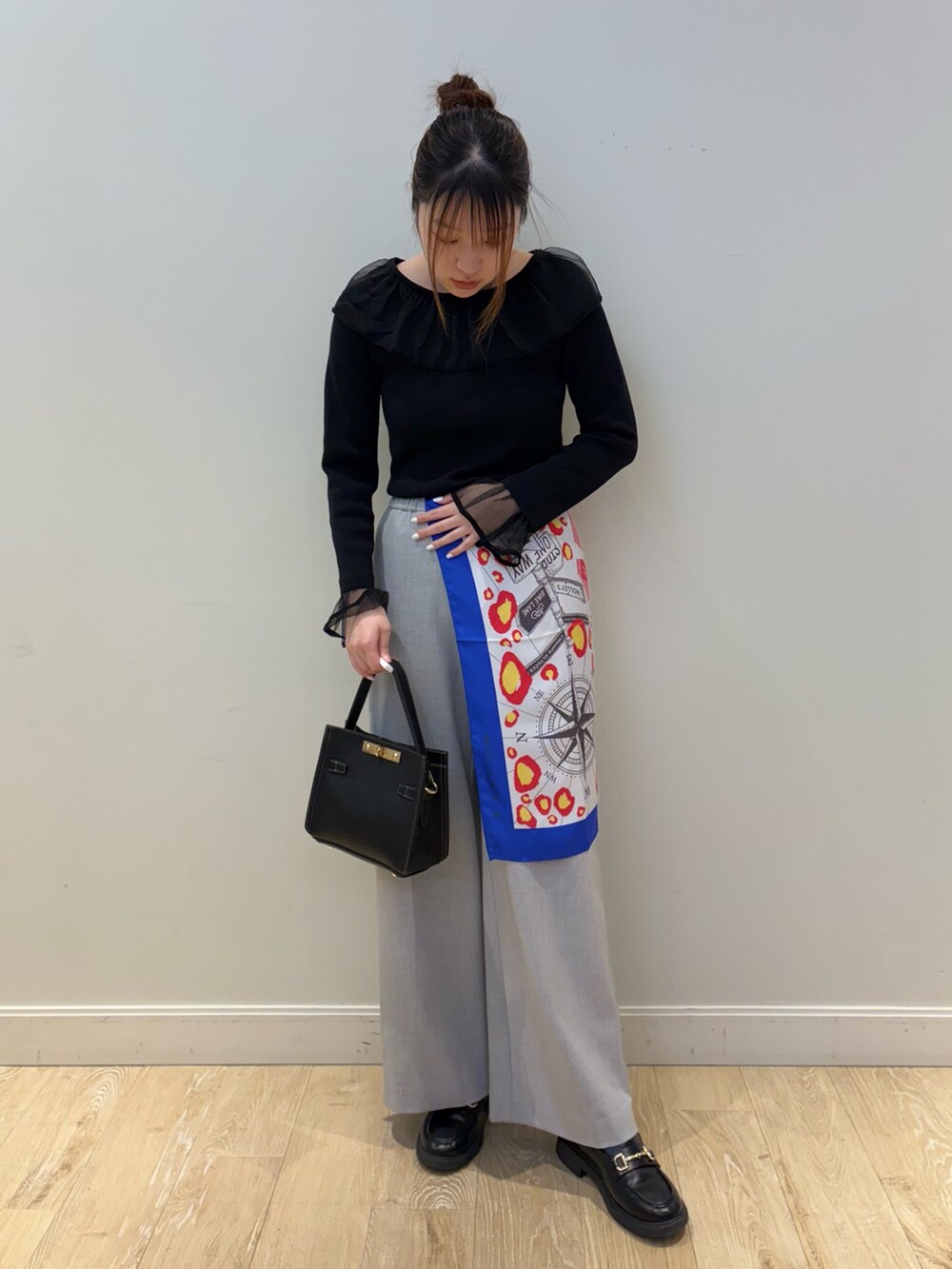 ブラック系のショルダーバッグ、グレー系のその他パンツ、ブラック系のニット/セーターを着用したレディースの秋コーディネートの4枚目の写真