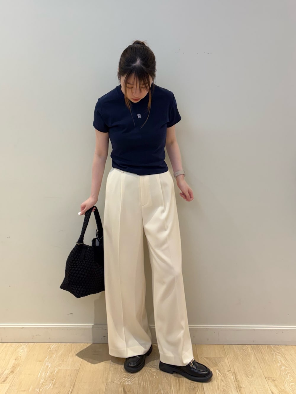 ブラック系のショルダーバッグ、ホワイト系のその他パンツ、ブルー系のTシャツ/カットソーを着用したレディースの春コーディネートの4枚目の写真