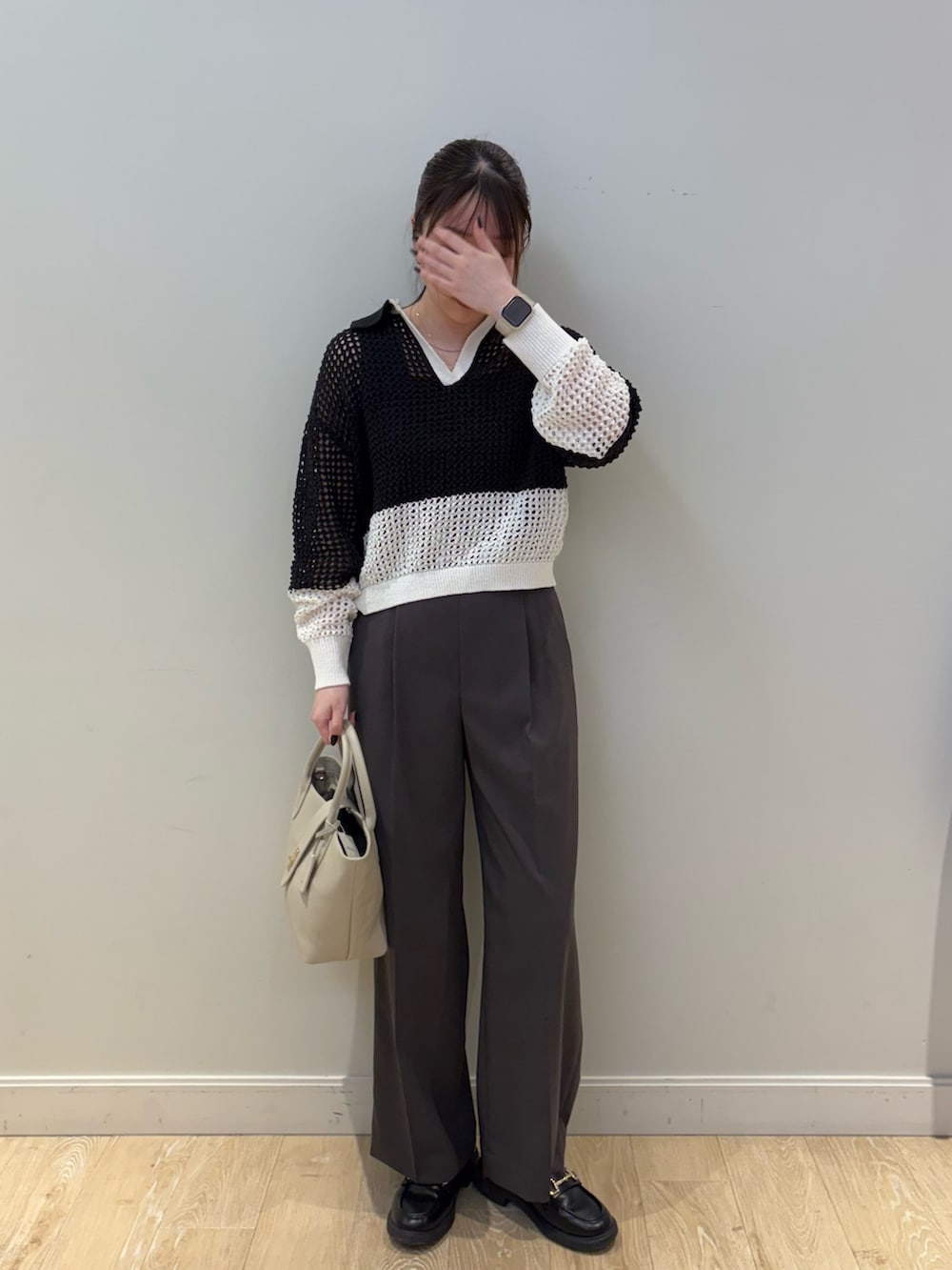 ブラック系のトートバッグ、グレー系のその他パンツ、ブラック系のニット/セーターを着用したレディースの冬コーディネートの3枚目の写真