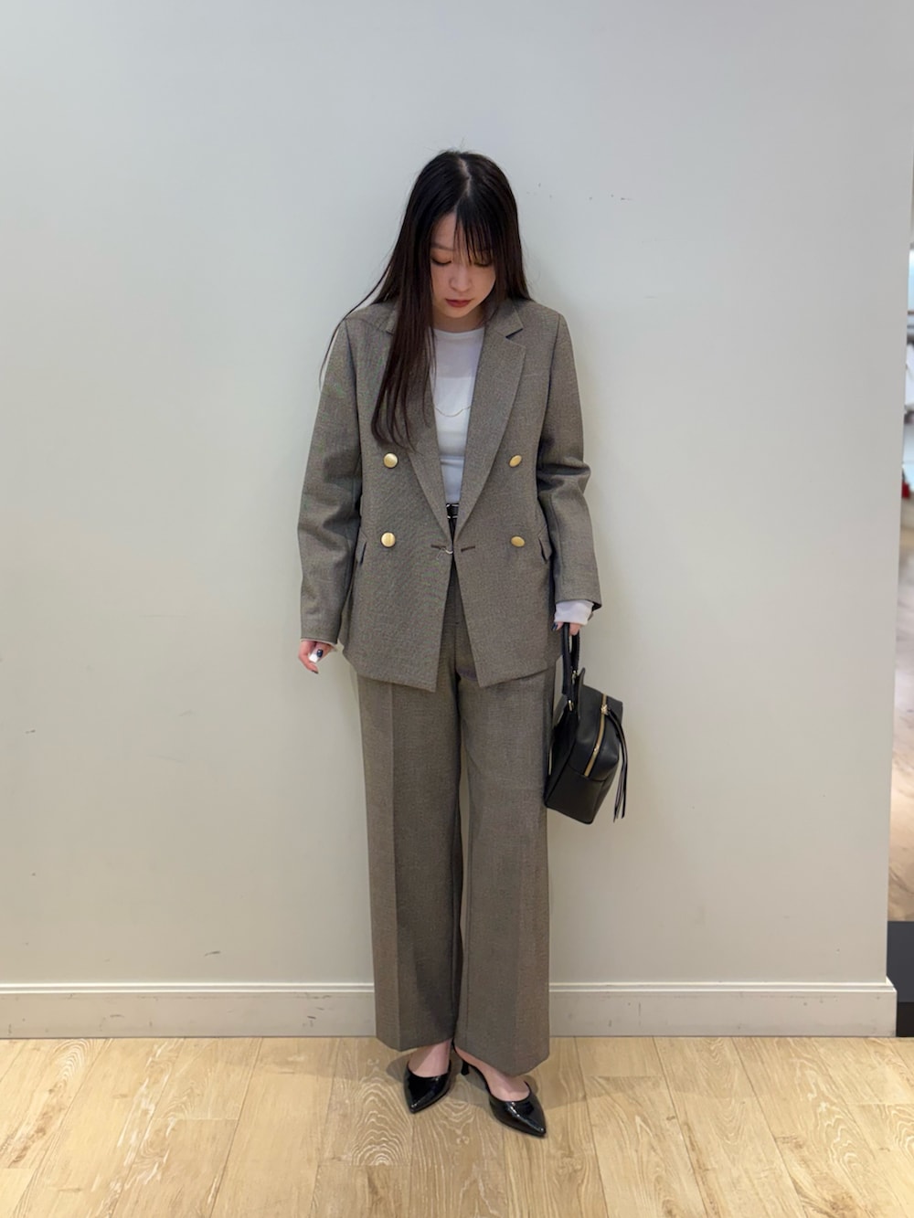 ブラック系のショルダーバッグ、シルバー系のTシャツ/カットソー、ブラウン系のその他パンツを着用したレディースの秋コーディネートの4枚目の写真
