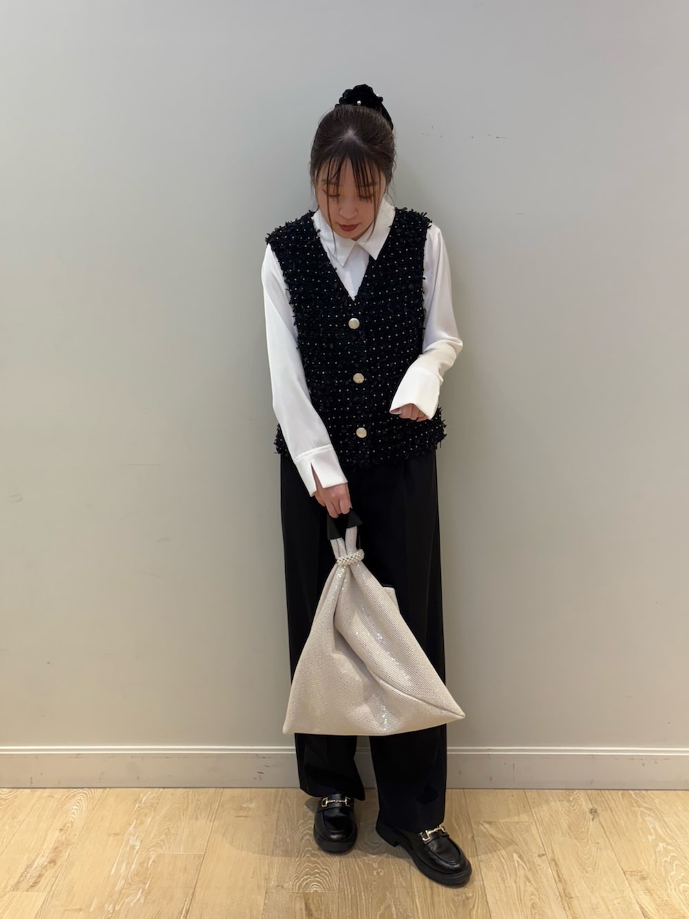 ブラック系のその他パンツ、ホワイト系のショルダーバッグ、ホワイト系のシャツ/ブラウスを着用したレディースの冬コーディネートの2枚目の写真