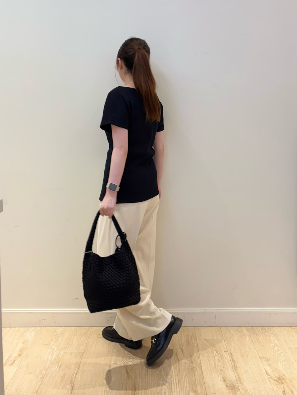 ブラック系のショルダーバッグ、ホワイト系のその他パンツ、ブラック系のTシャツ/カットソーを着用したレディースの春コーディネートの2枚目の写真