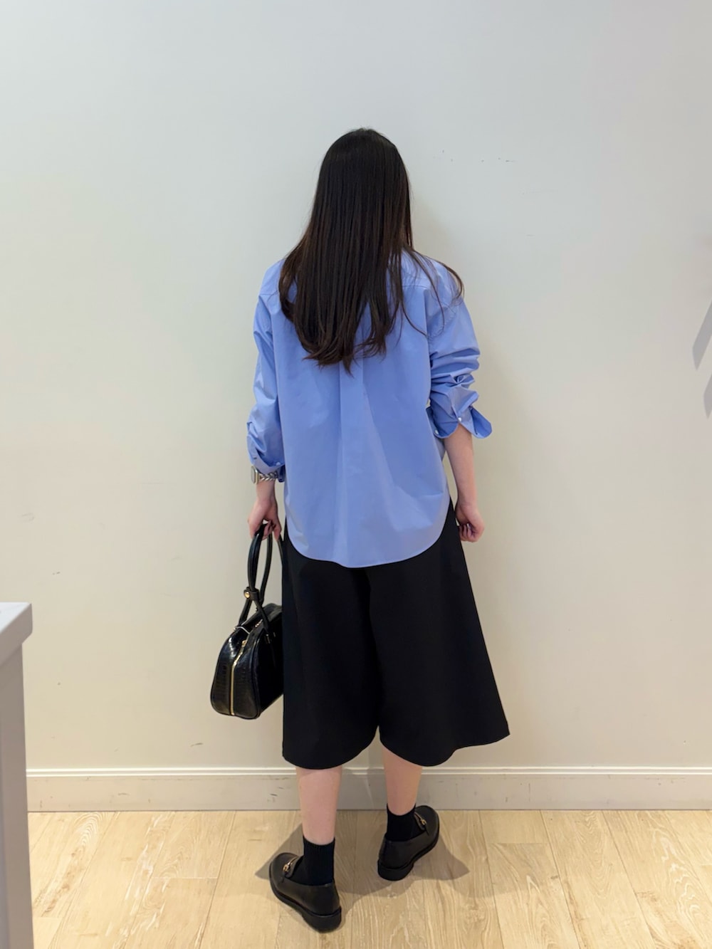 ブラック系のボストンバッグ、ブルー系のシャツ/ブラウス、ブラック系のその他パンツを着用したレディースの秋コーディネートの2枚目の写真