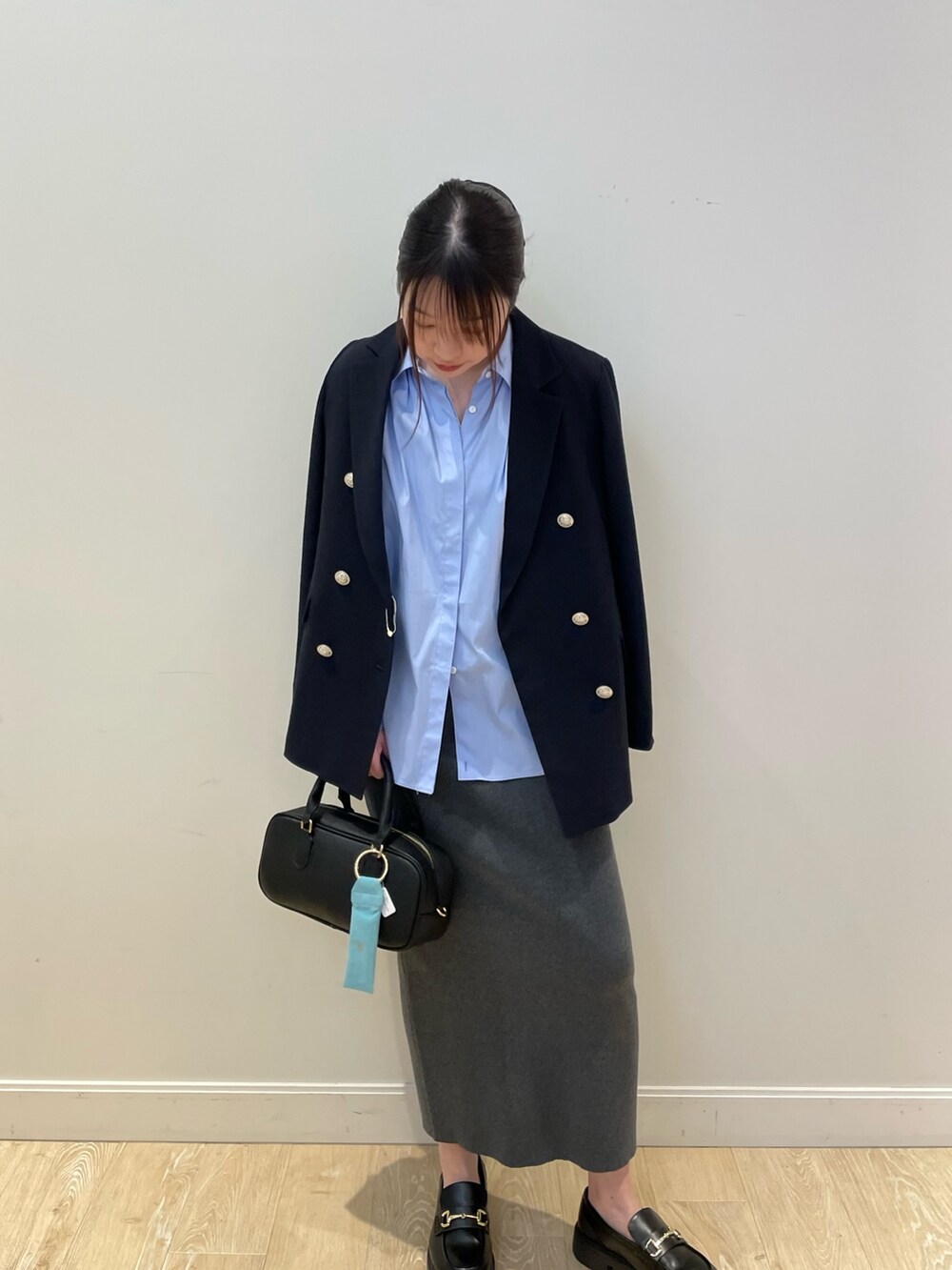 ブルー系のシャツ/ブラウス、グレー系のスカート、ブルー系のテーラードジャケットを着用したレディースの冬コーディネートの2枚目の写真