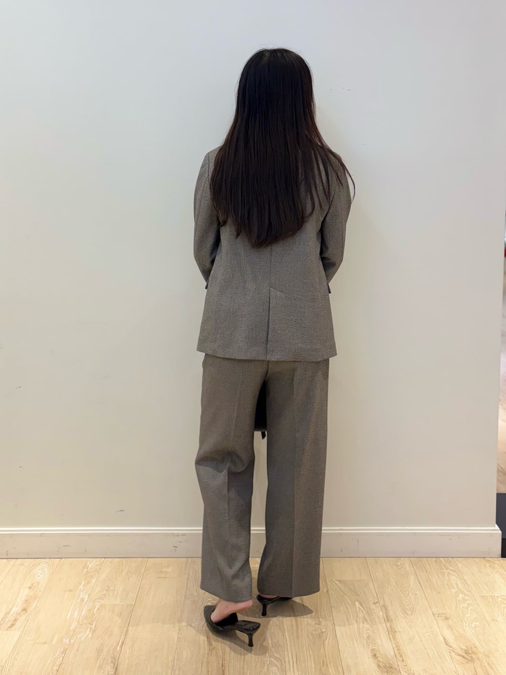 ブラック系のショルダーバッグ、シルバー系のTシャツ/カットソー、ブラウン系のその他パンツを着用したレディースの秋コーディネートの2枚目の写真